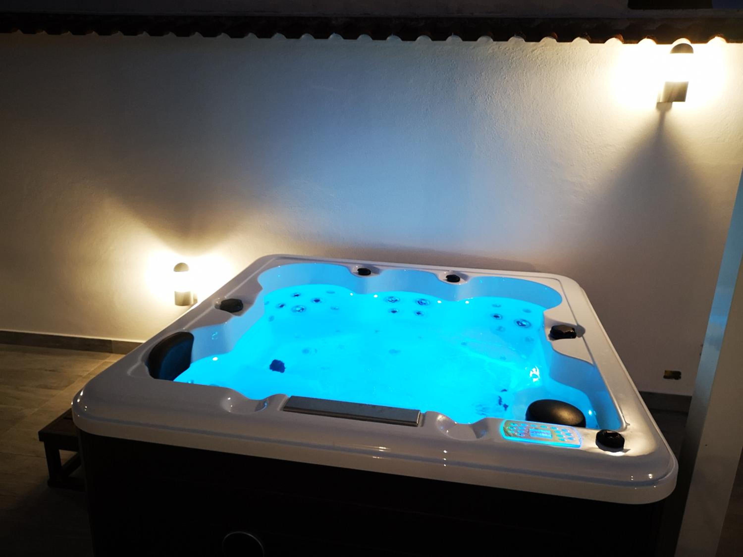 Deluxe Suite with Spa Bath - Photo 28