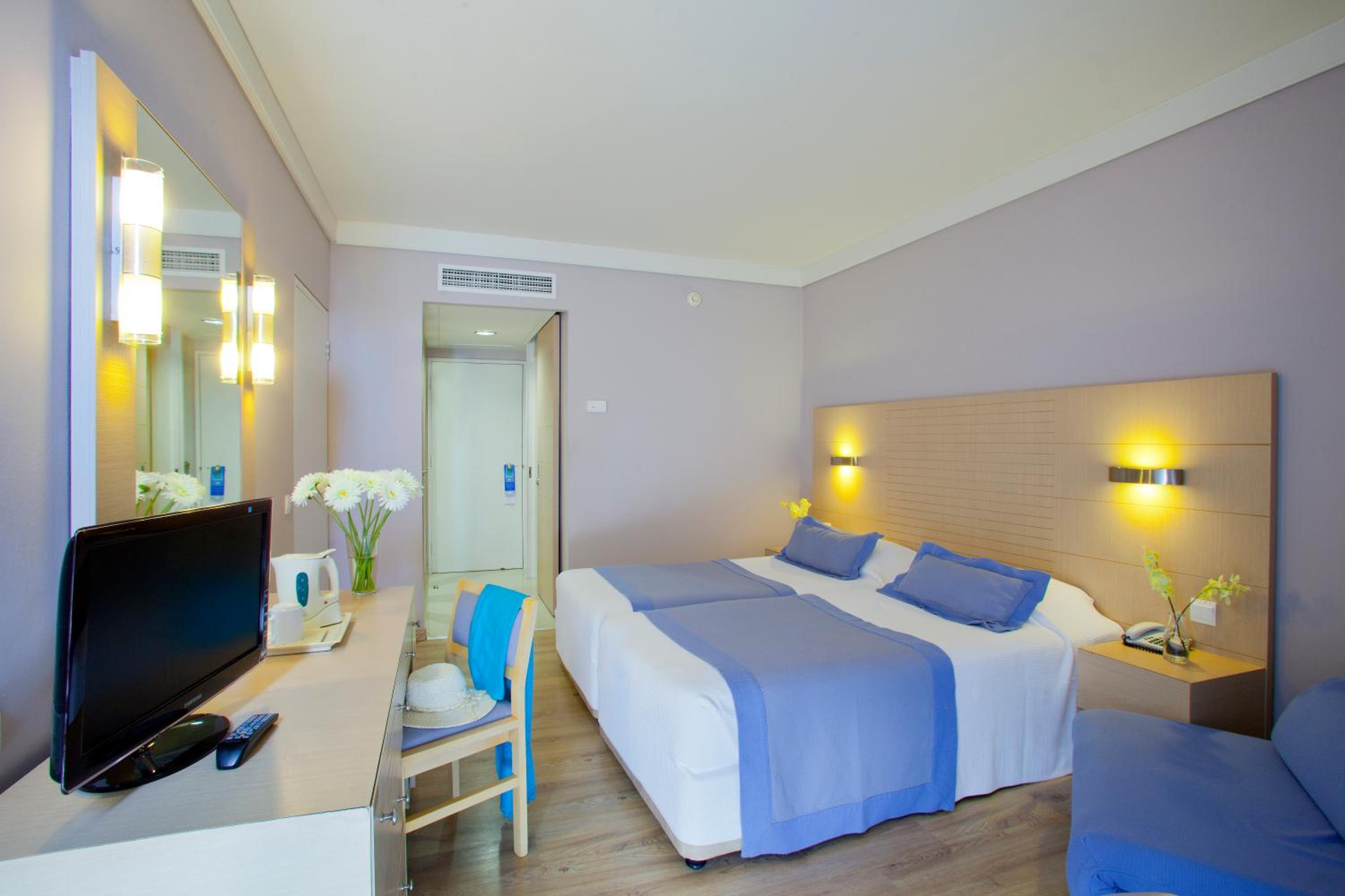 Double or Twin Room - Photo 6