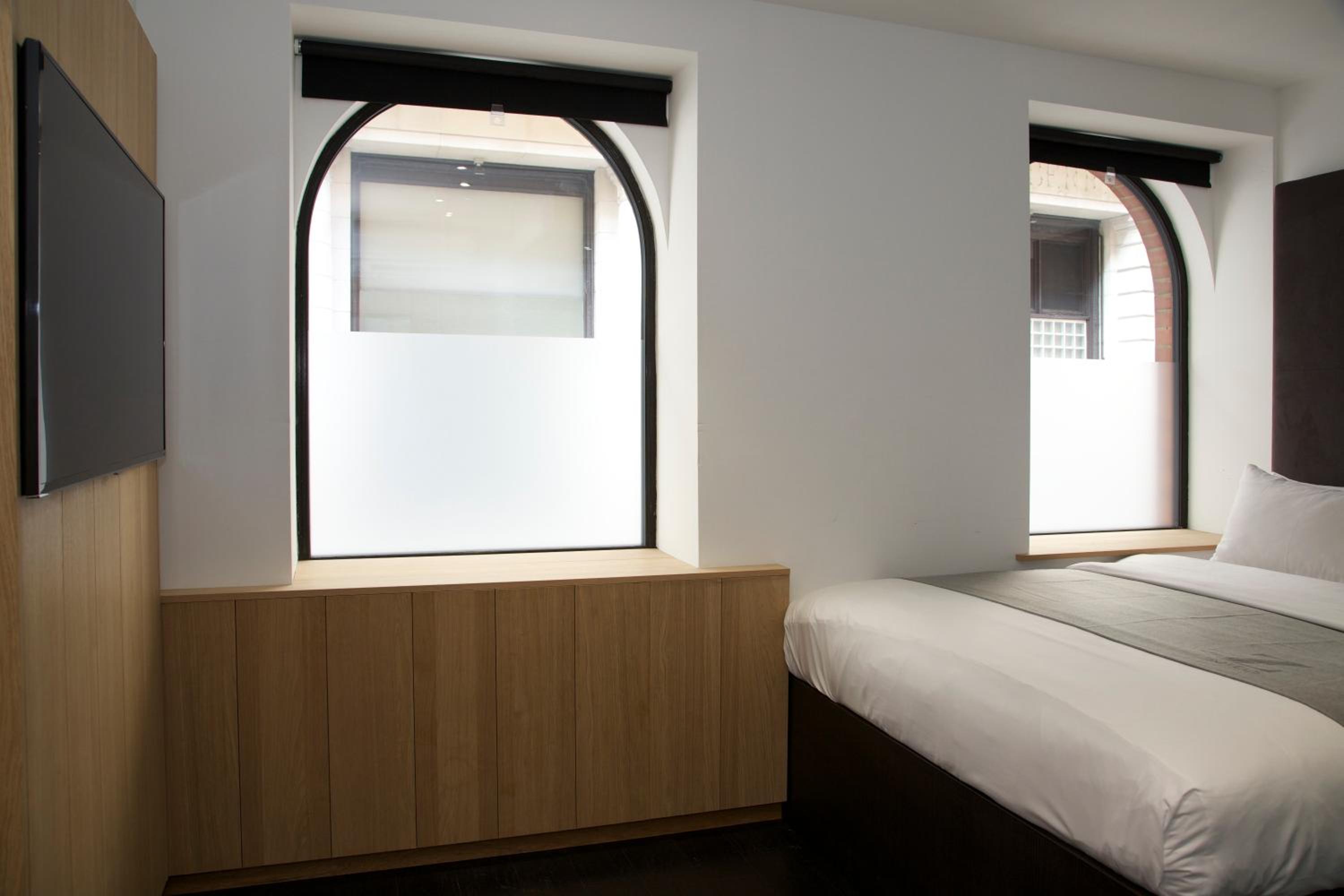Queen Room photo 2