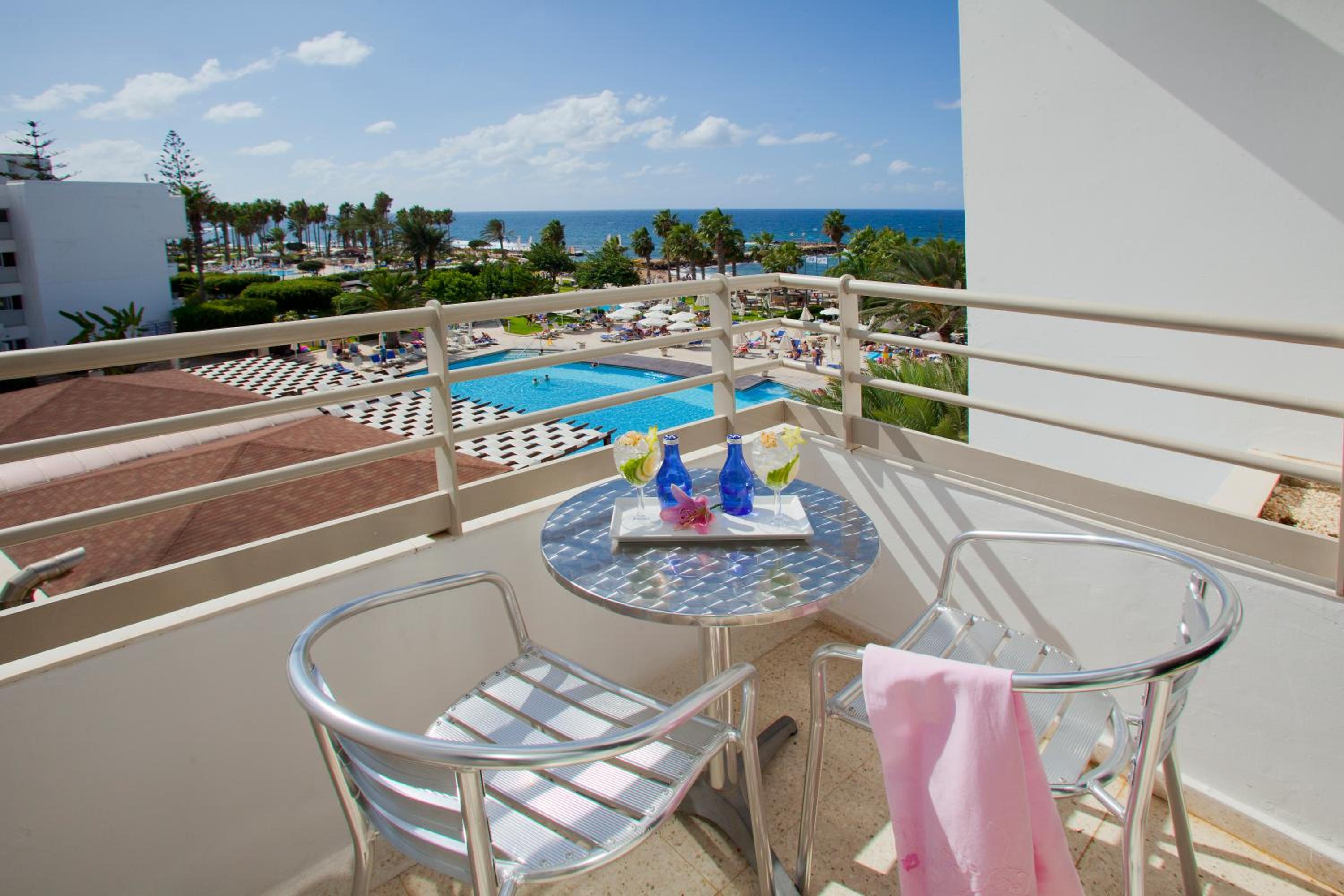 Family Room with Side Sea View - Photo 2