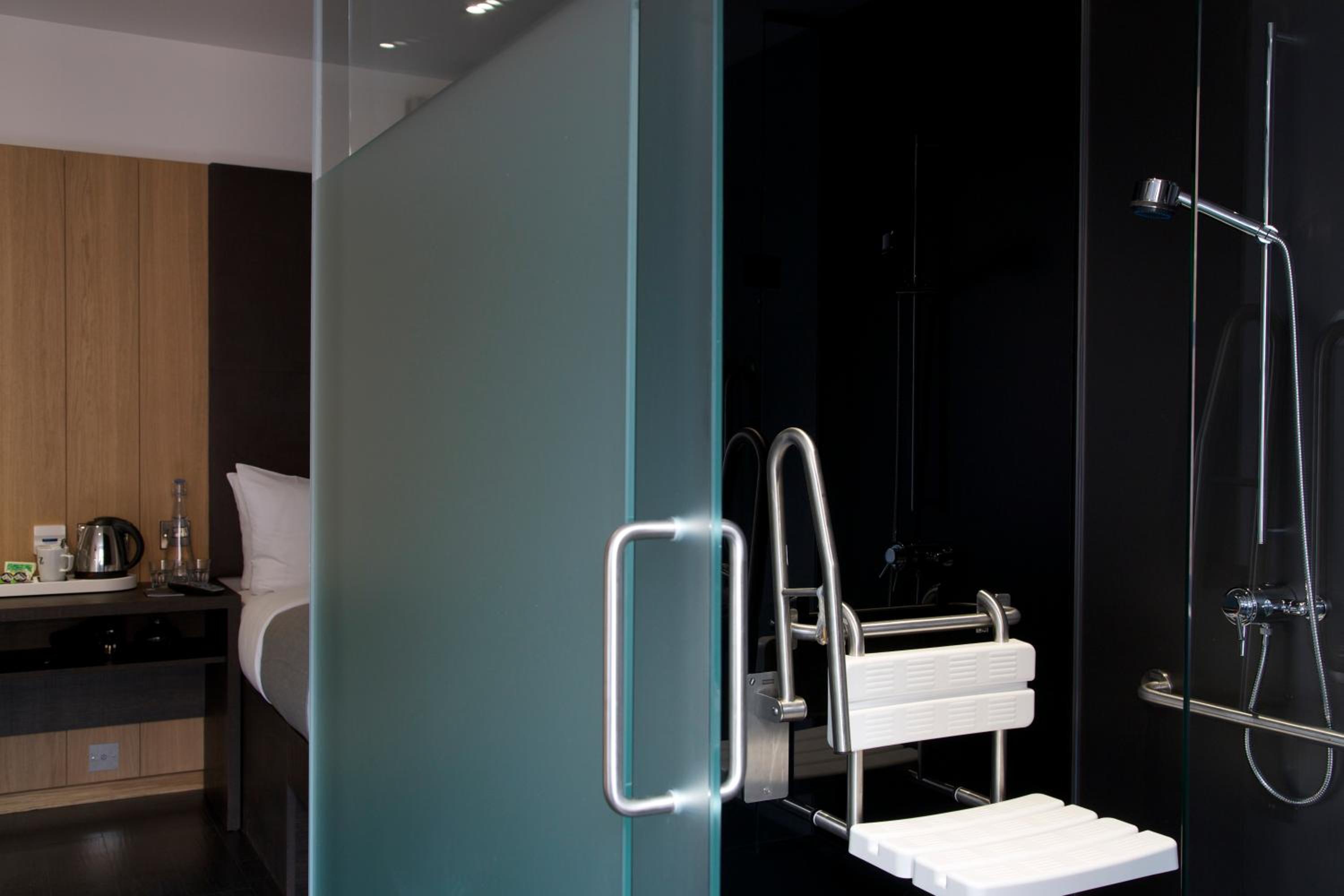 Queen Room - Disability Access photo 3