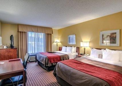 Queen Room with Two Queen Beds - Non-Smoking - Photo 2
