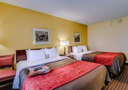 Queen Room with Two Queen Beds - Non-Smoking - Photo 3