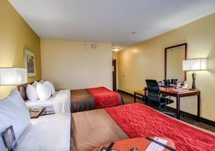 Queen Room with Two Queen Beds - Non-Smoking - Photo 4