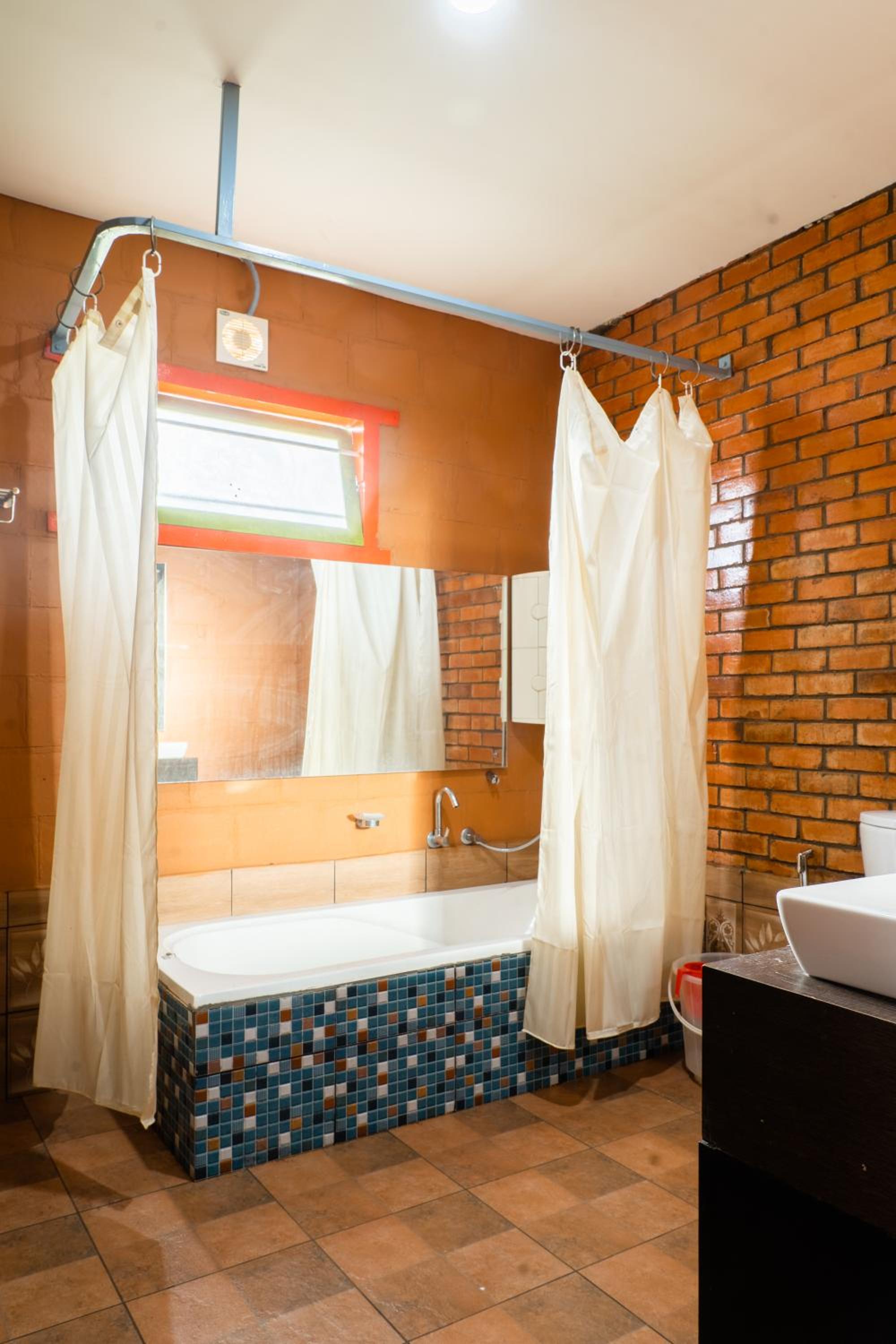 King Room with Balcony - Photo 5