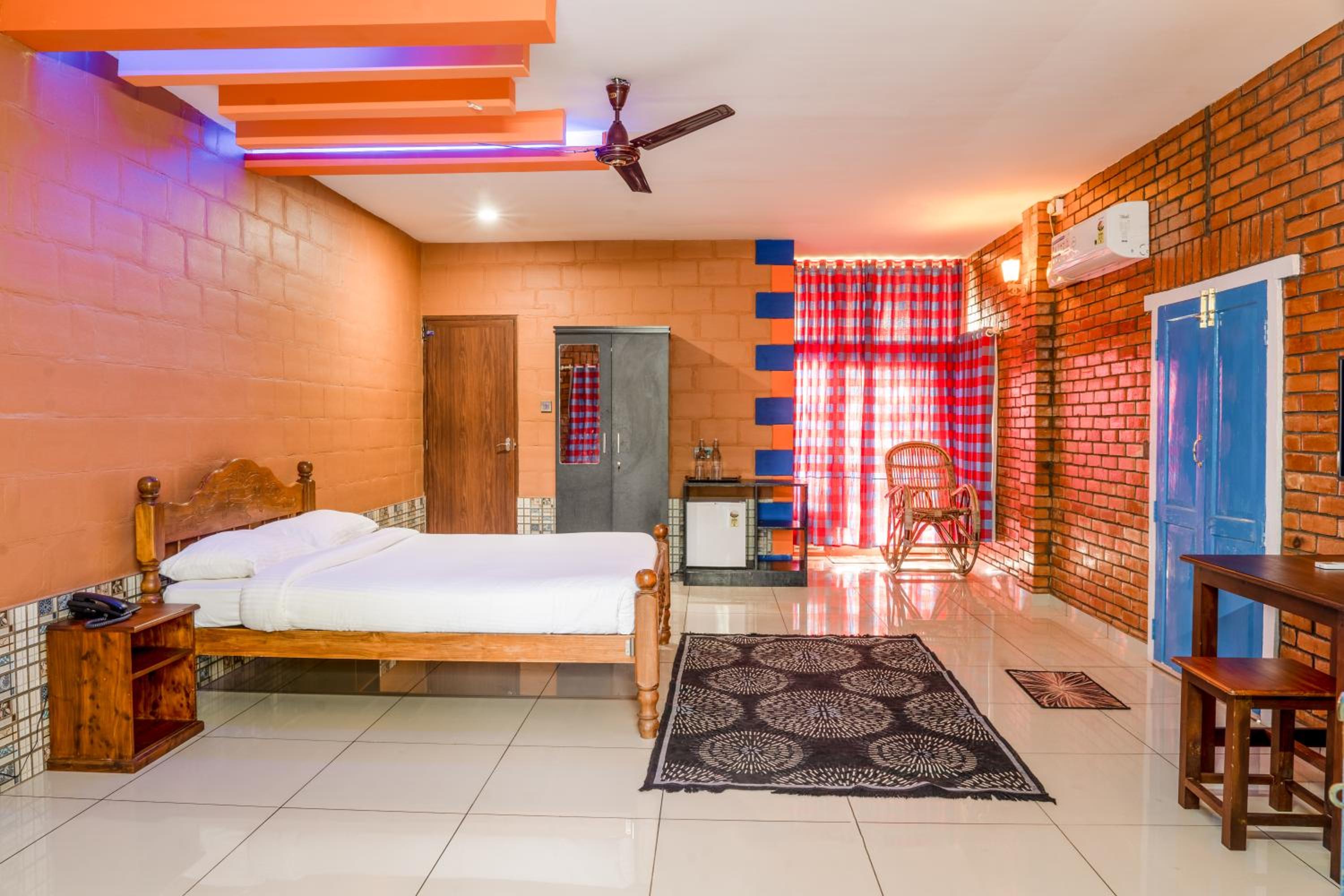 King Room with Balcony - Photo 4