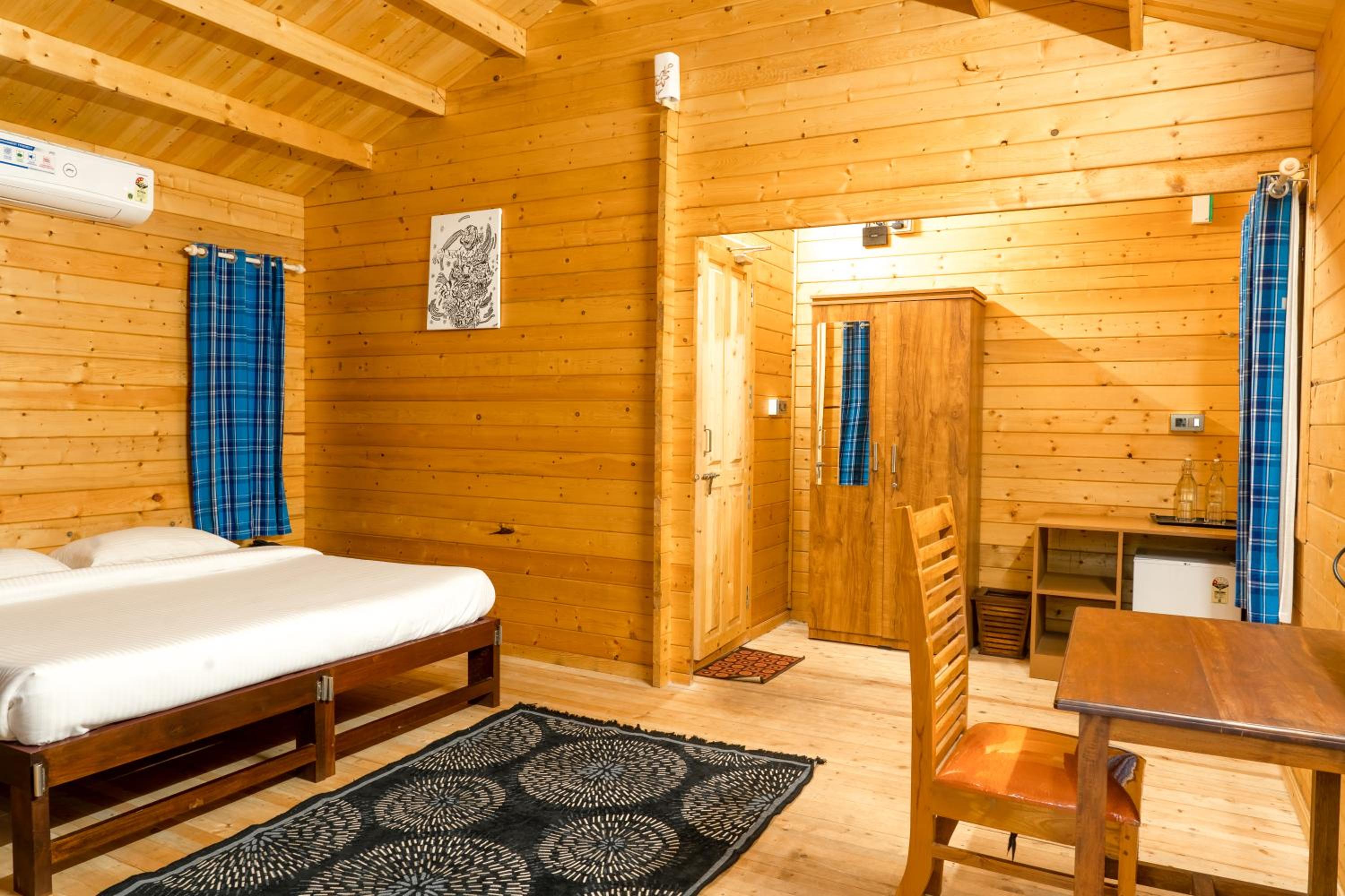 Twin Room with Pool View - Photo 7