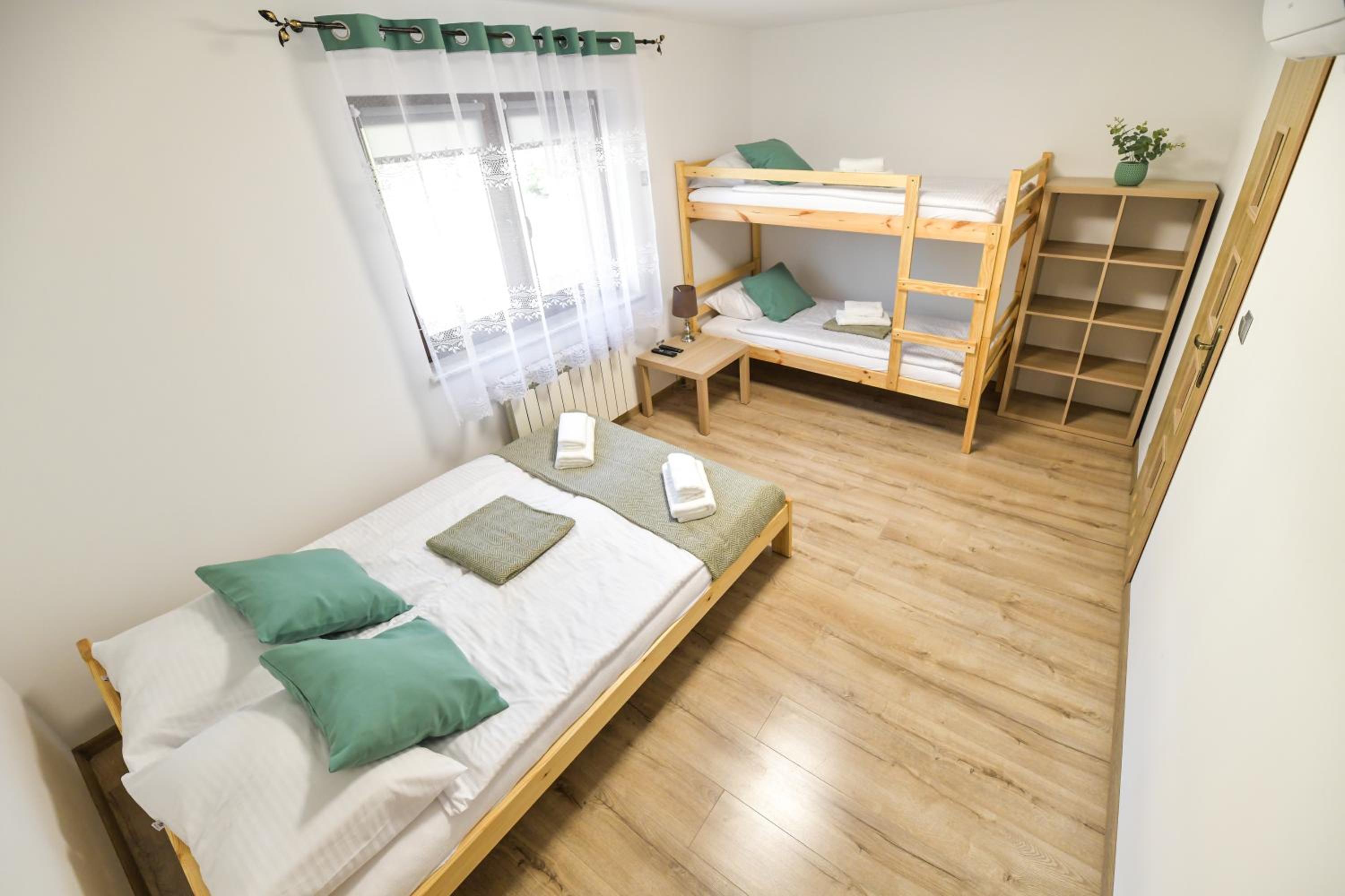 Quadruple Room with Private Bathroom - Photo 2