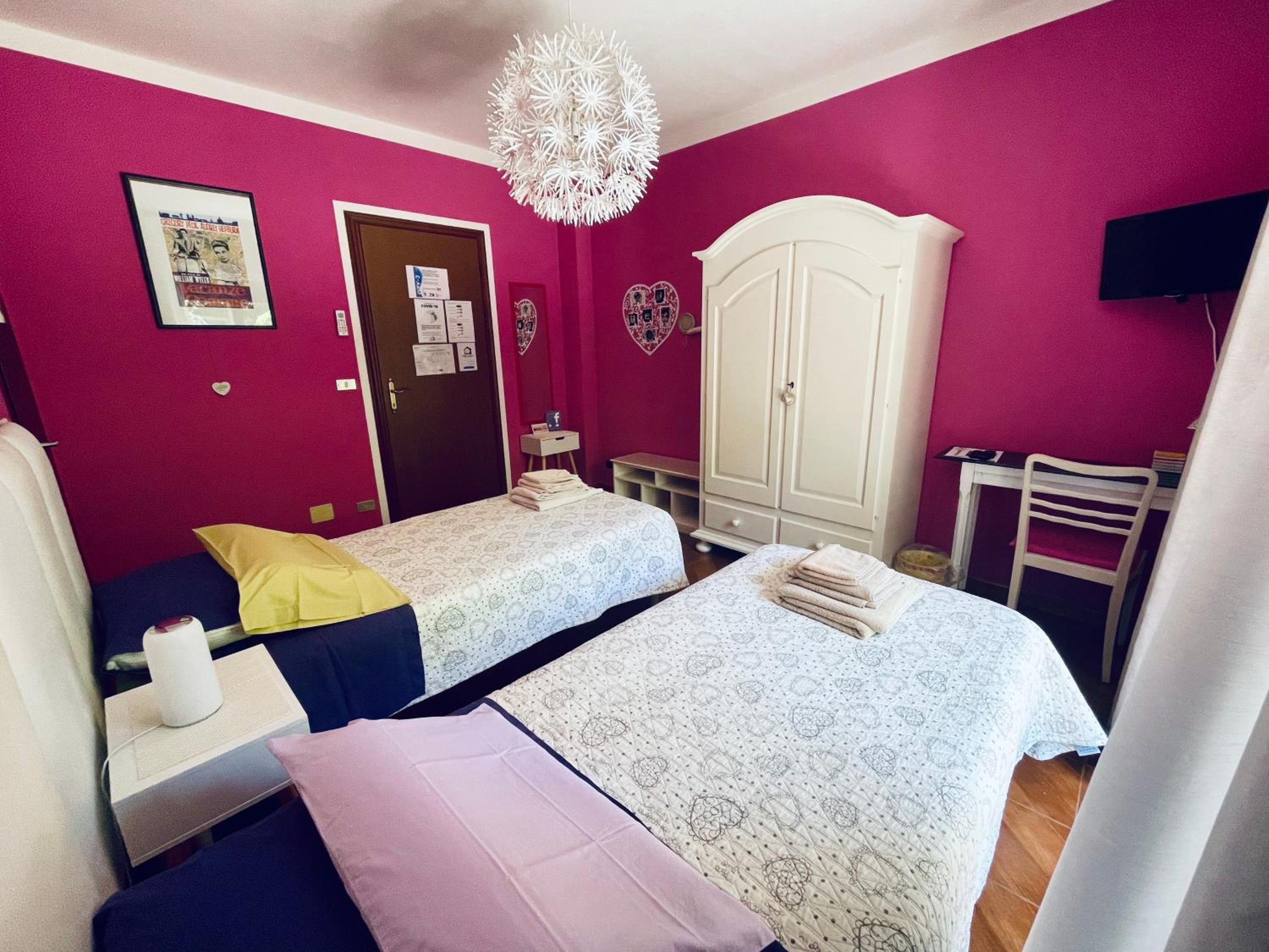 Double or Twin Room with Bathroom - Photo 5