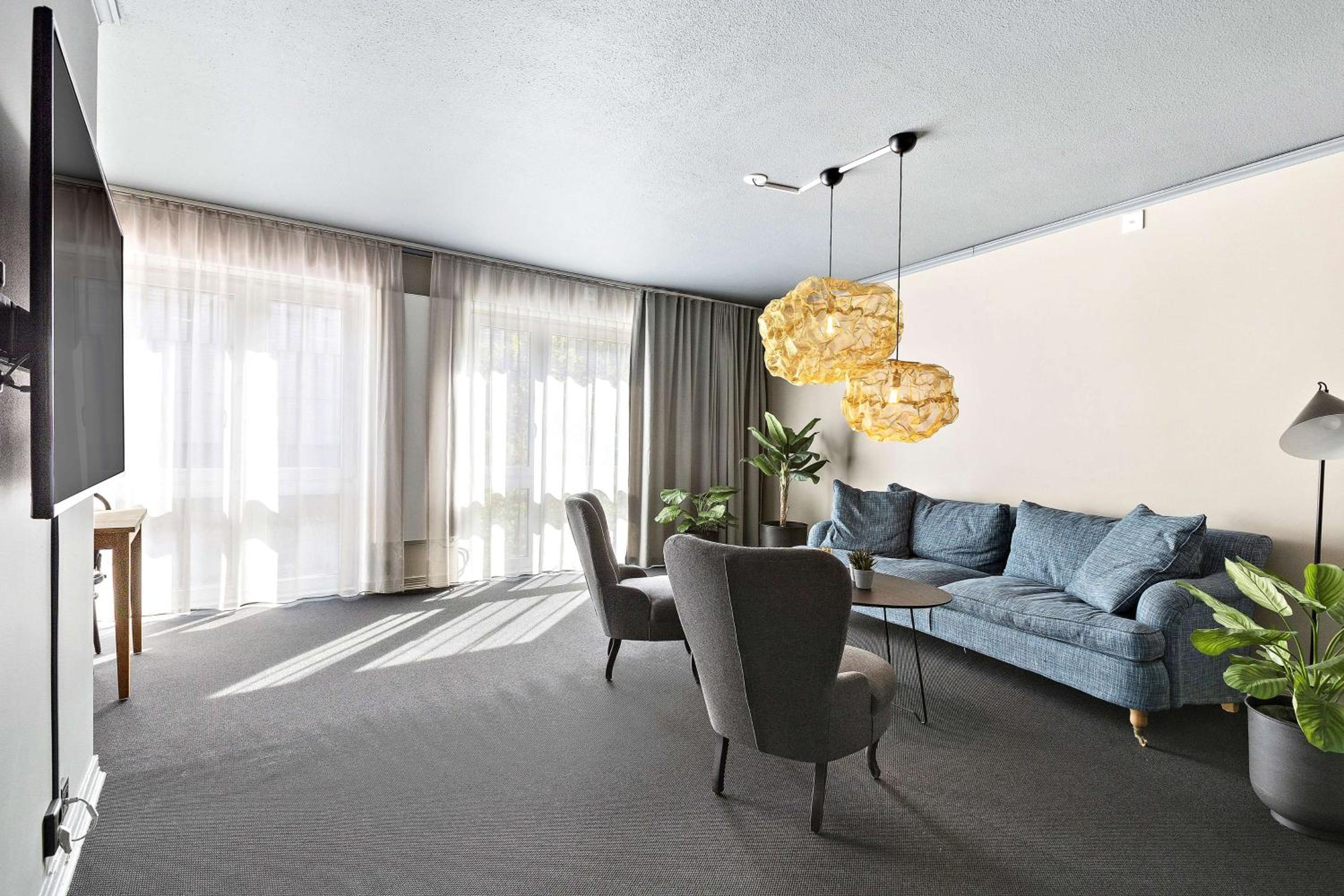 One-Bedroom King Suite - Photo 9