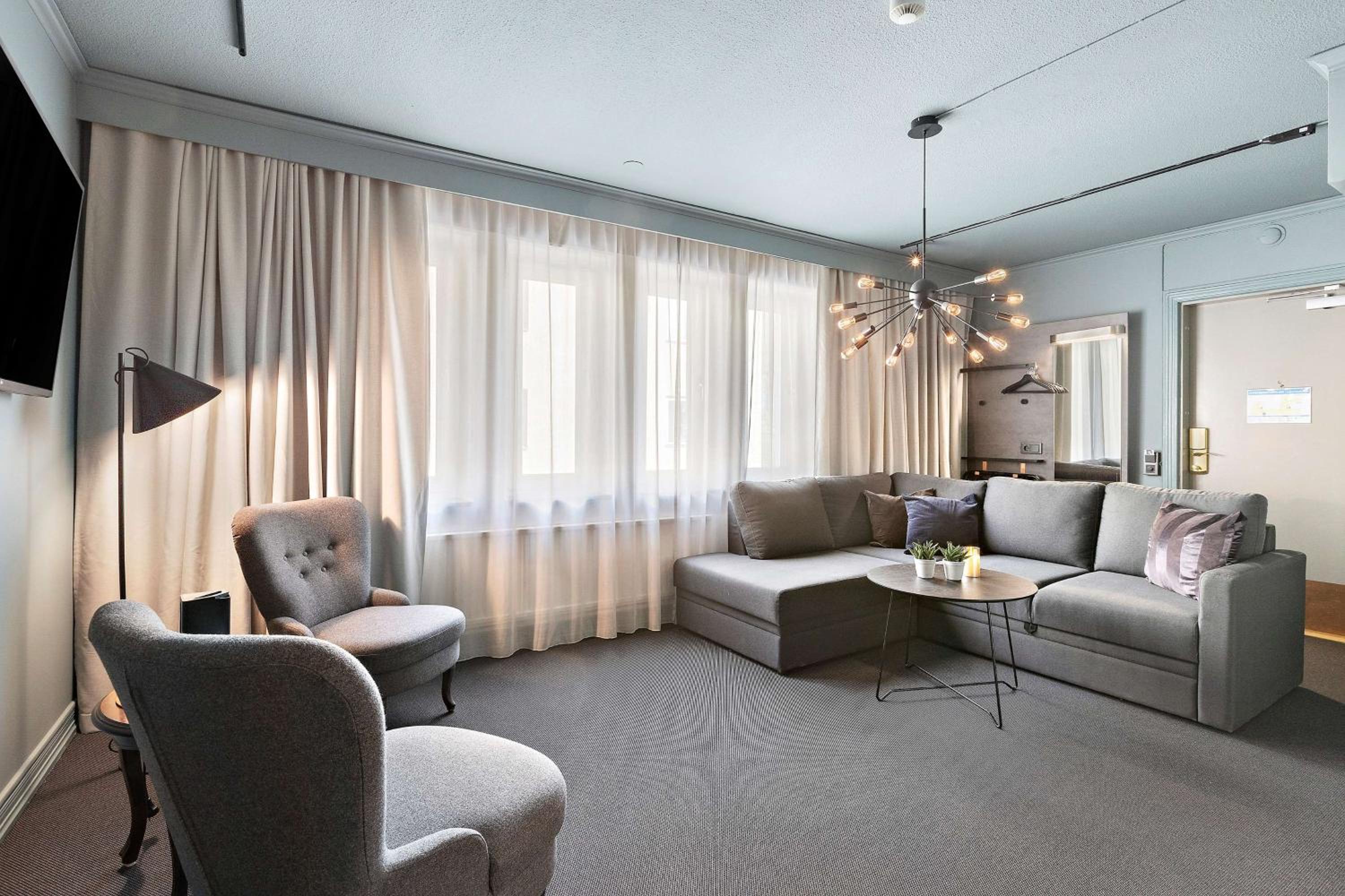 Suite - Photo 2
