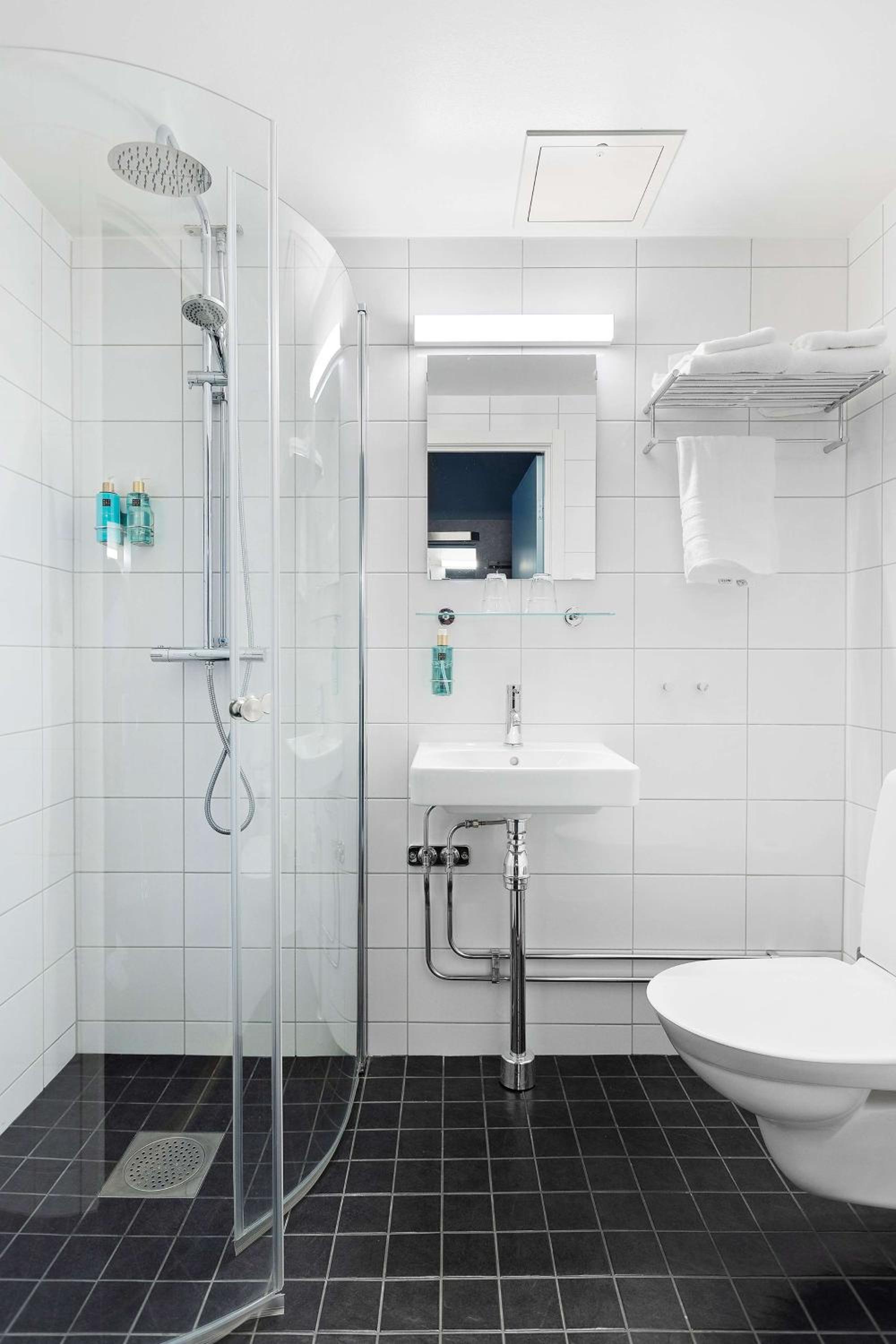 Standard Twin Room - Photo 11