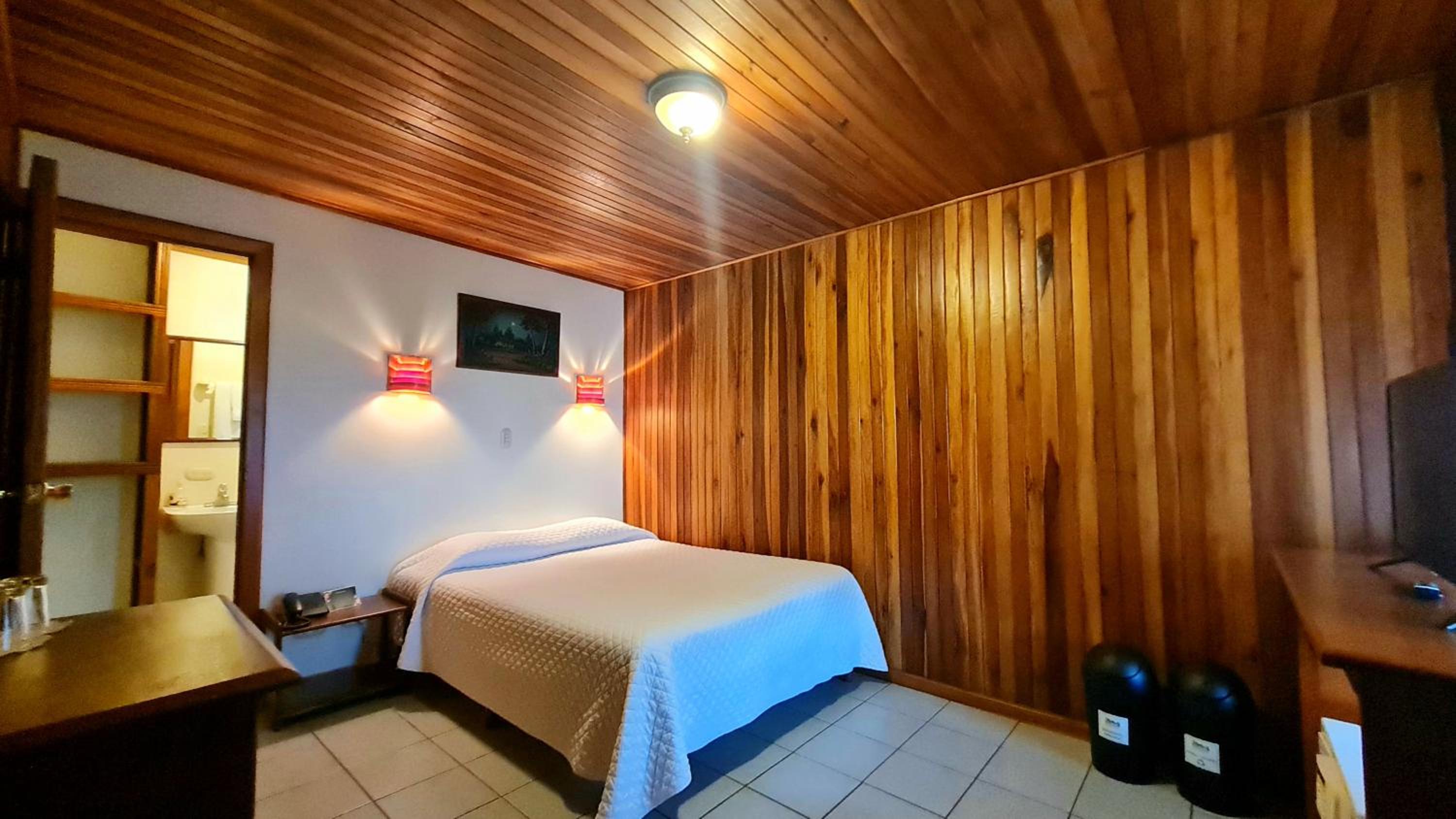 Classic Room - 1 queen bed and 2 single beds - Photo 1