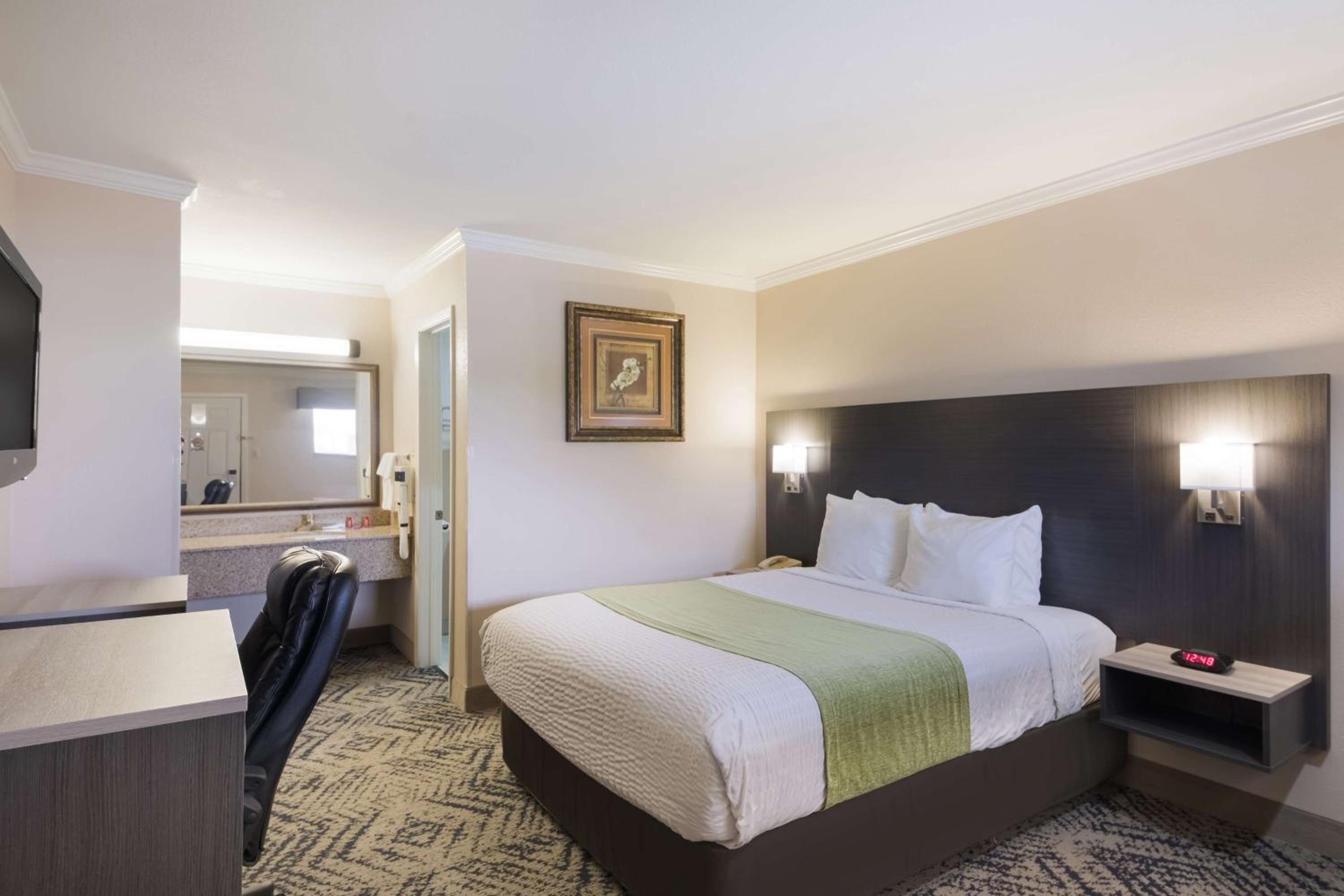 Queen Room photo 1
