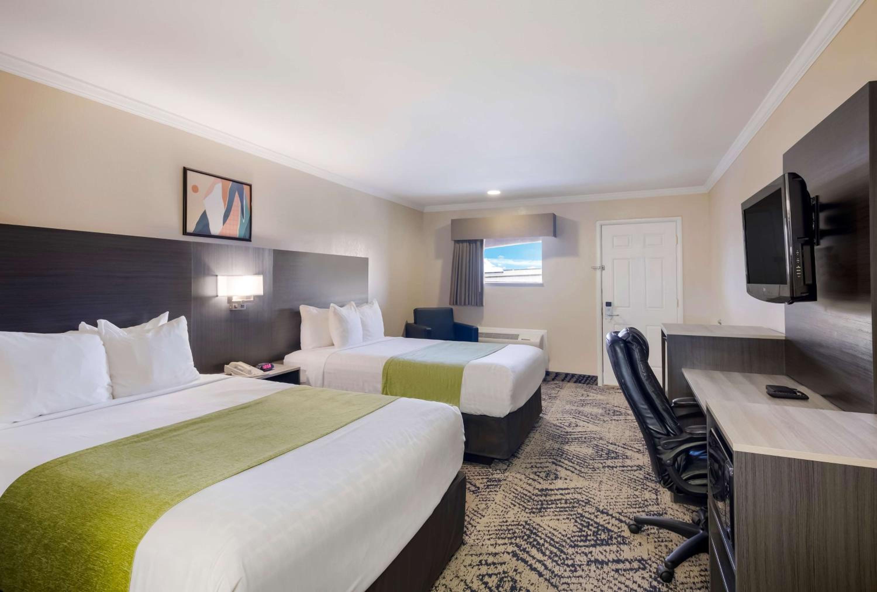 Queen Room with Two Queen Beds photo 2