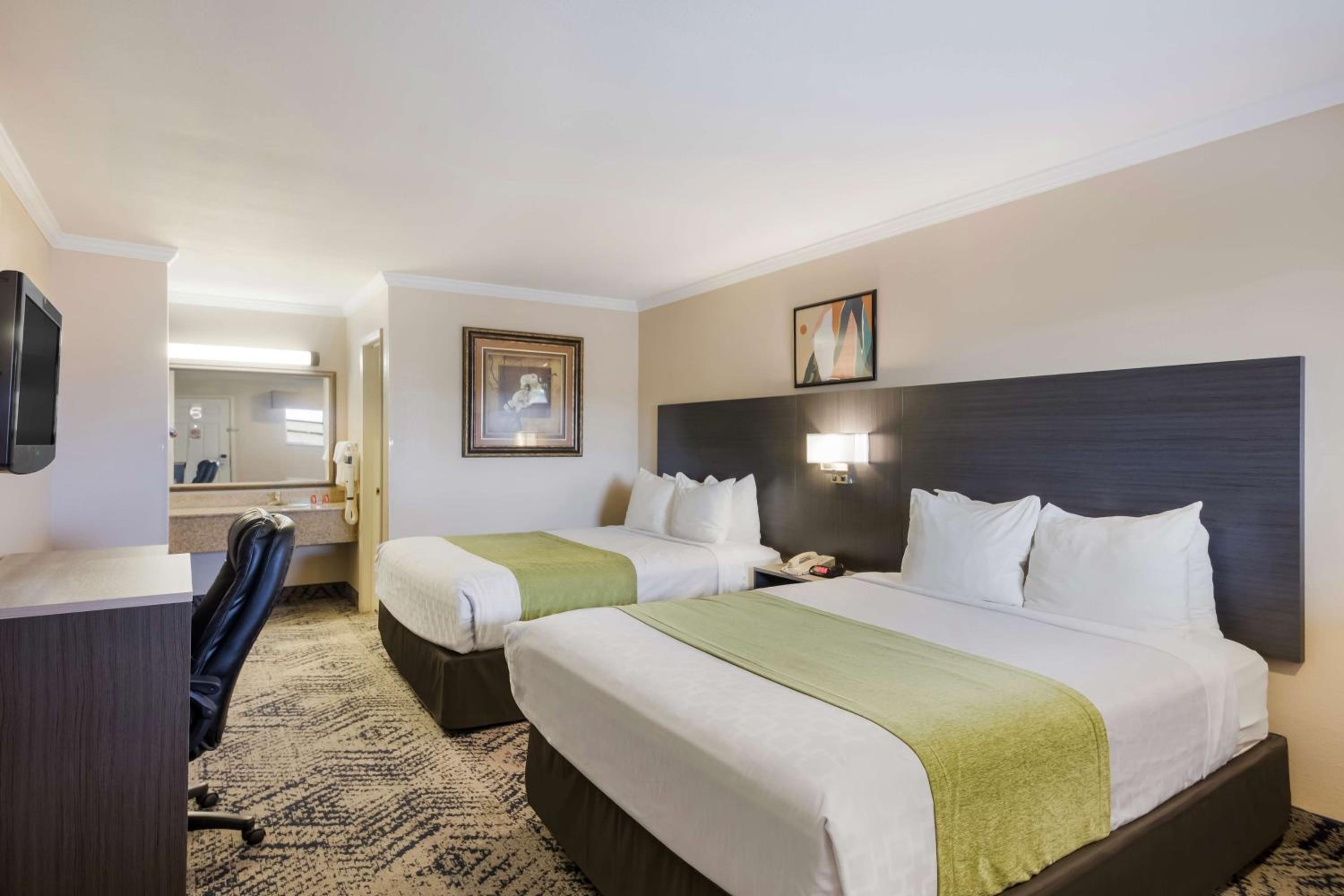 Queen Room with Two Queen Beds photo 1