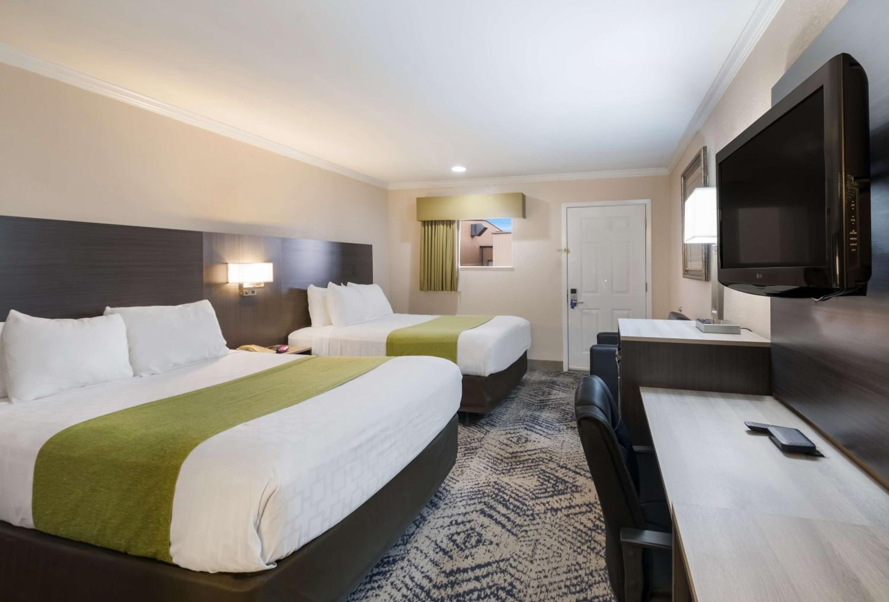 Queen Room with Two Queen Beds and Roll-In Shower - Mobility Accessible/Non-Smoking photo 2