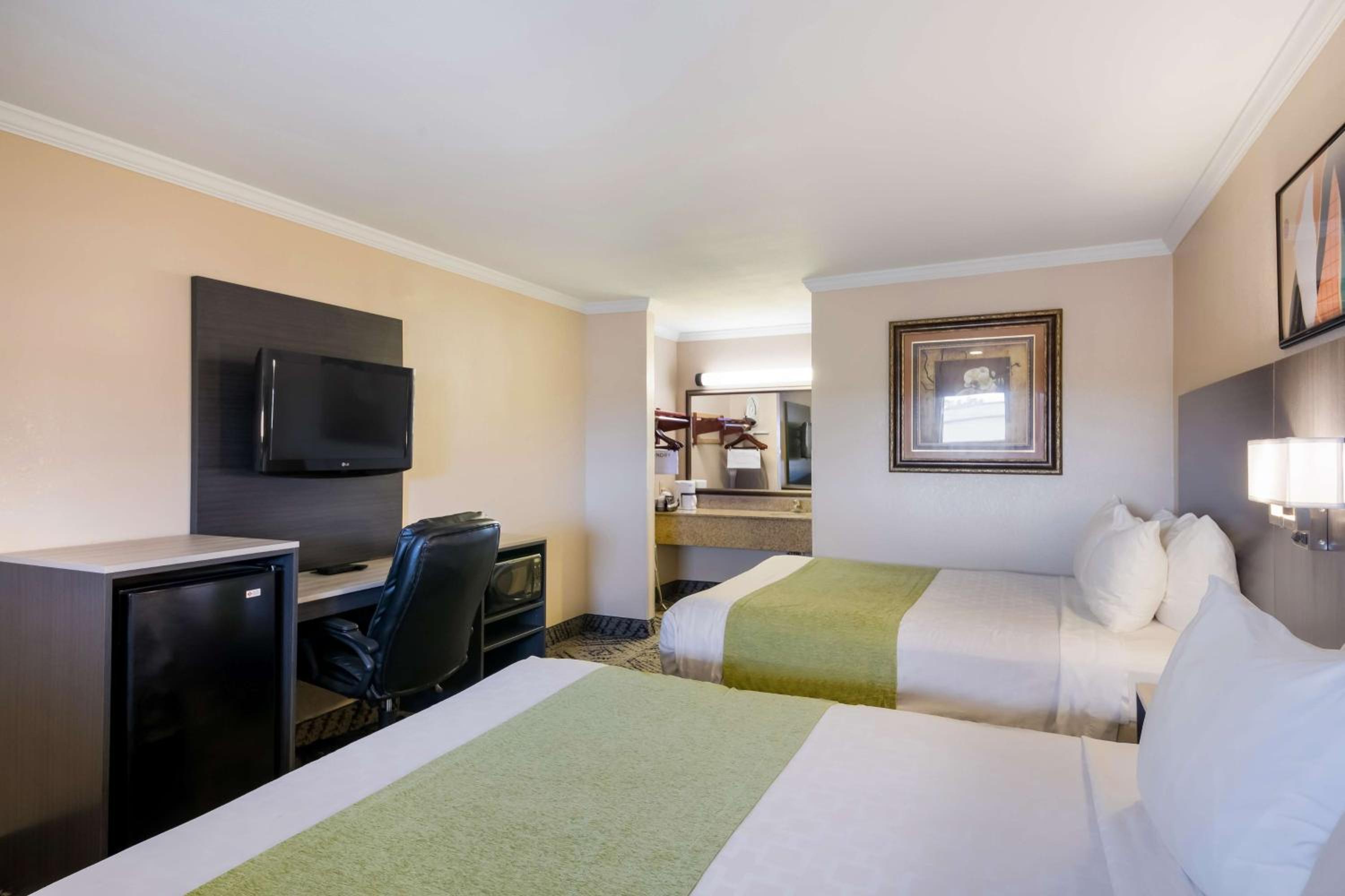 Queen Room with Two Queen Beds photo 3