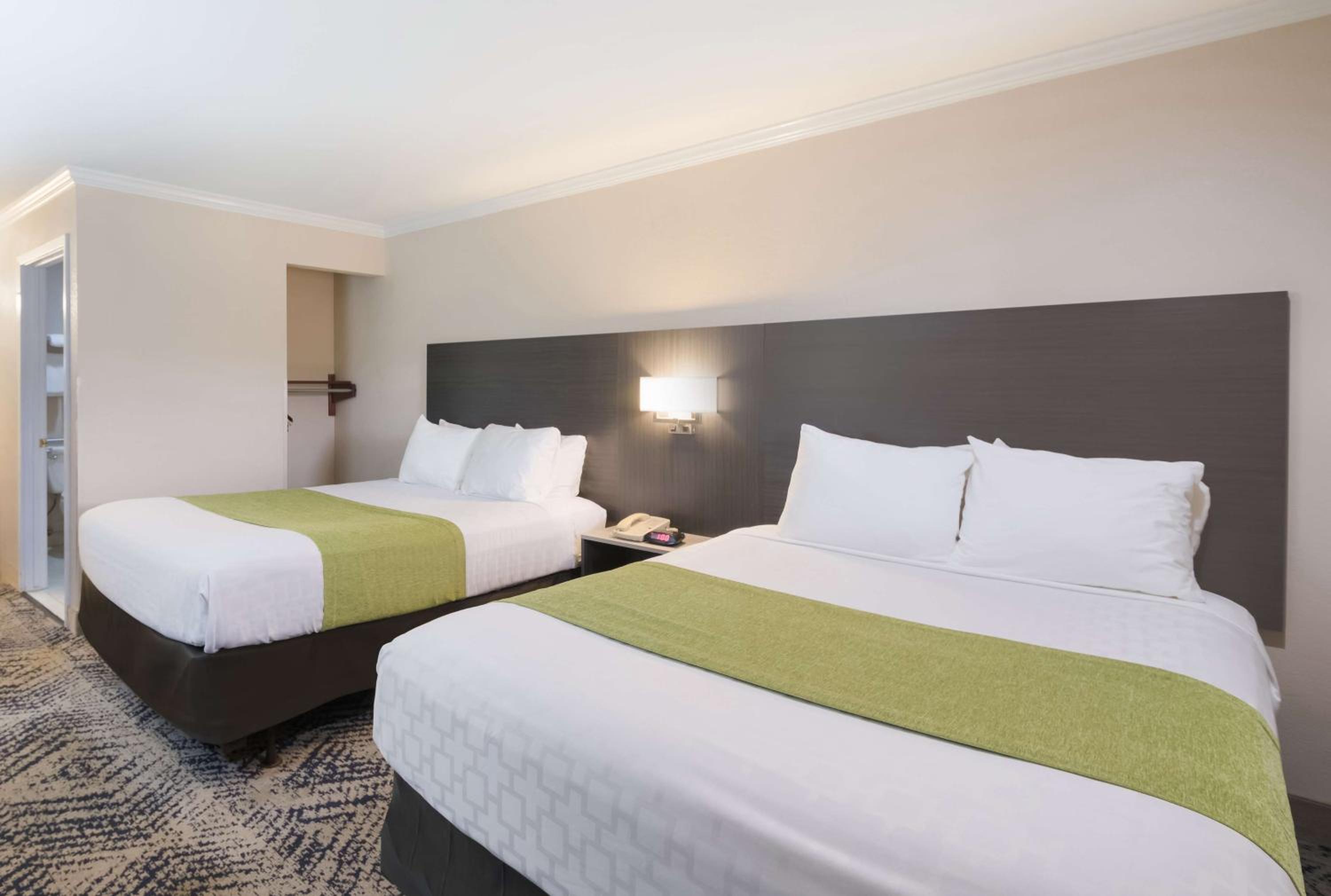 Queen Room with Two Queen Beds and Roll-In Shower - Mobility Accessible/Non-Smoking photo 1