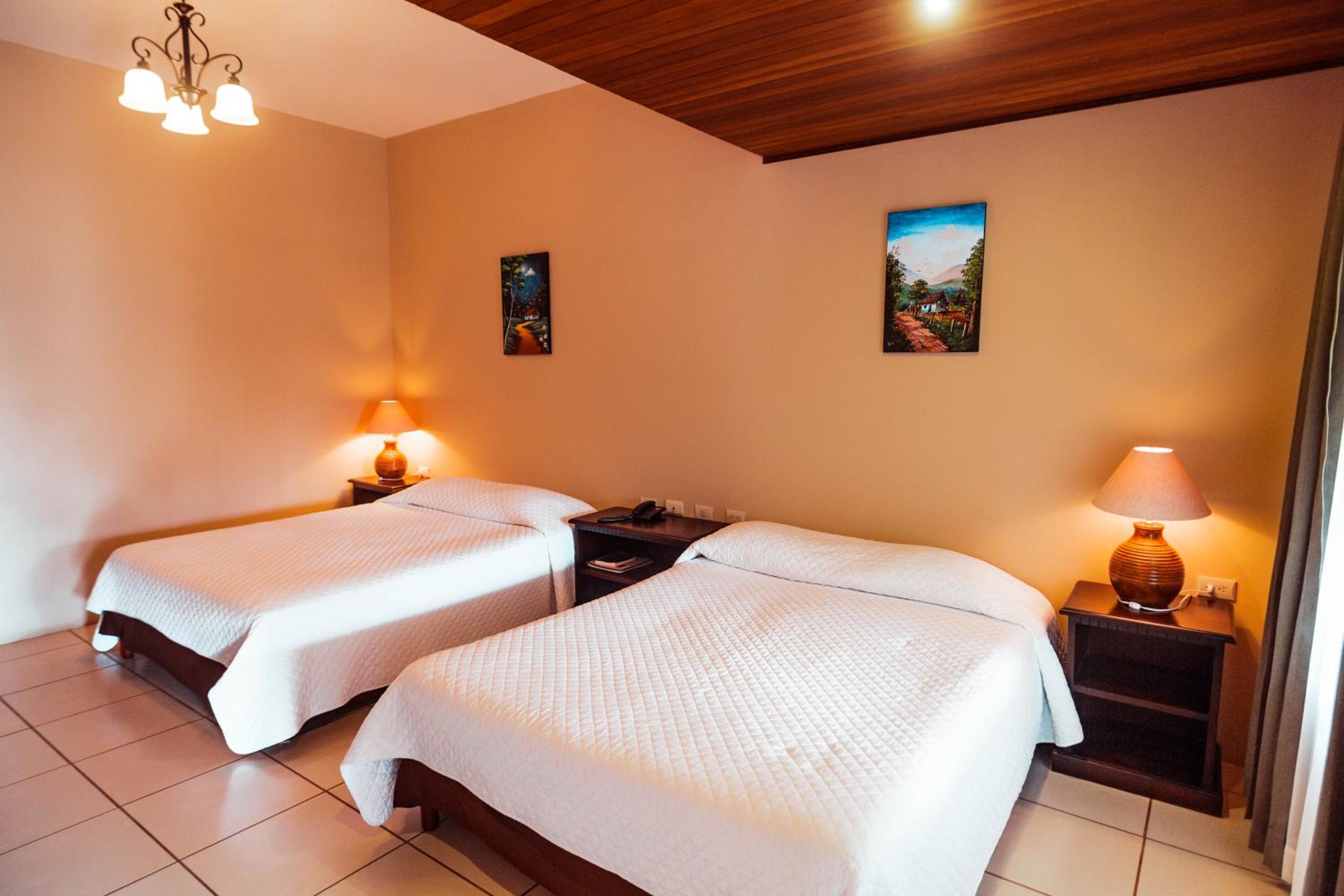 Classic Room - 1 queen bed and 2 single beds - Photo 2