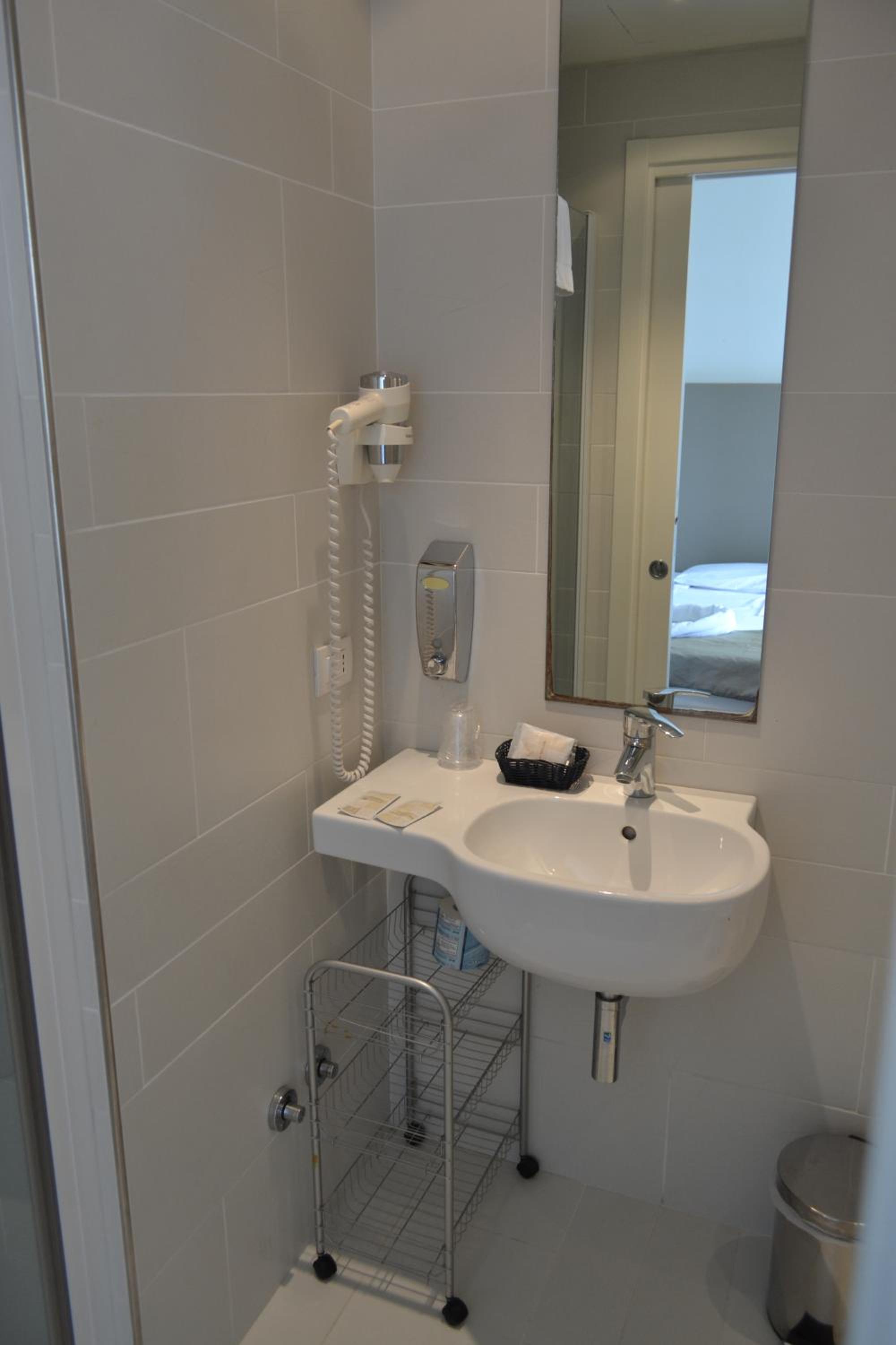 Two-Bedroom Suite with Sea View - Photo 4