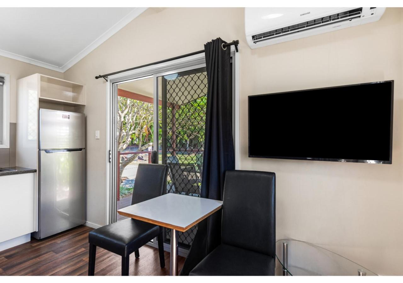 Deluxe 2 Bedroom Cabin - Sleeps 6 photo 2