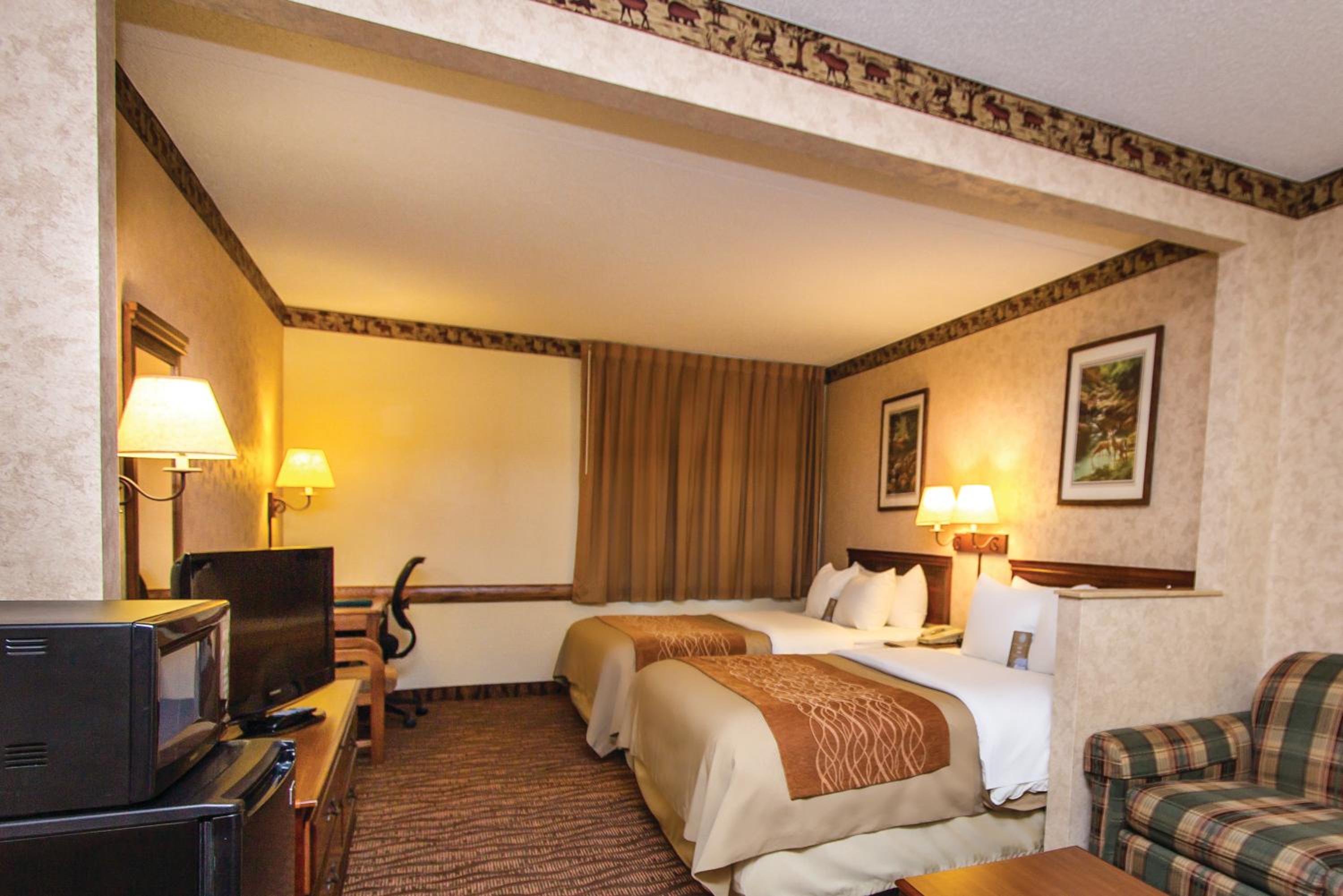 Queen Suite with Two Queen Beds - Non-Smoking - Photo 3