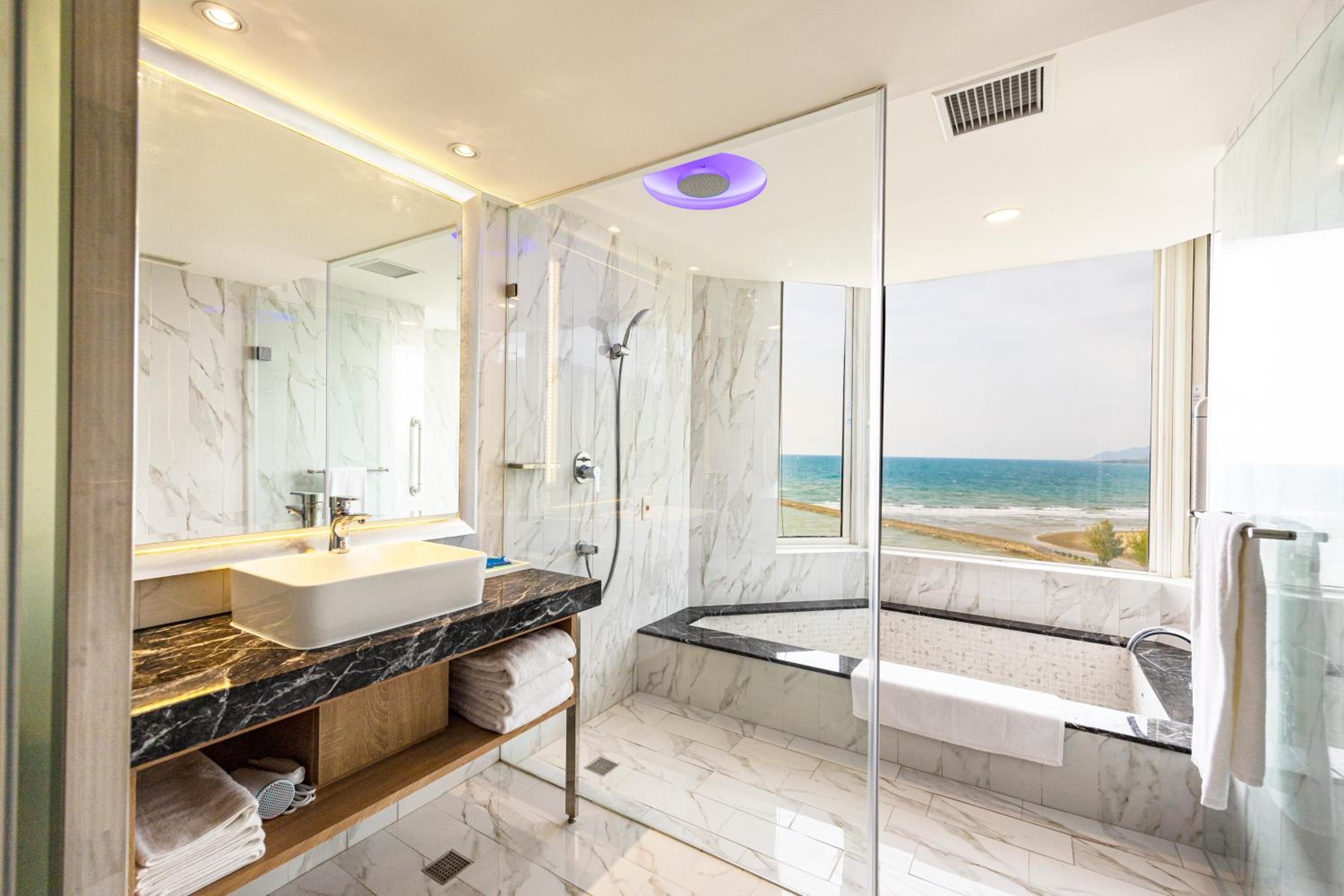Family Room with Balcony and Sea View - Photo 7