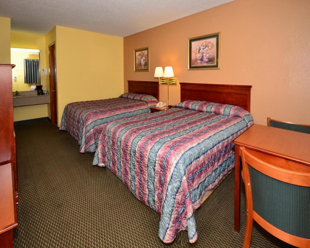 Queen Room with Two Queen Beds - Non-Smoking photo 1