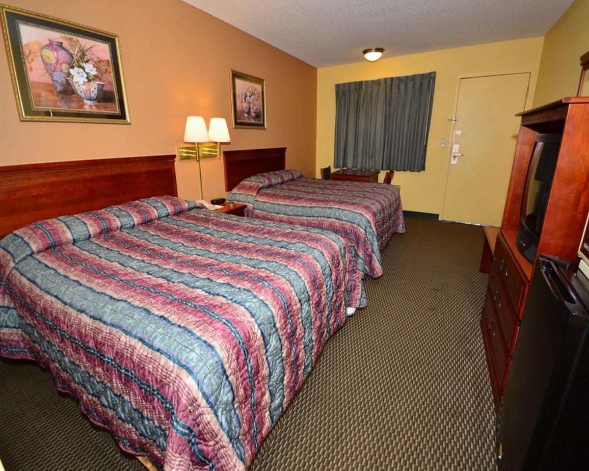 Standard Queen Room with Two Queen Beds - Non-Smoking photo 3