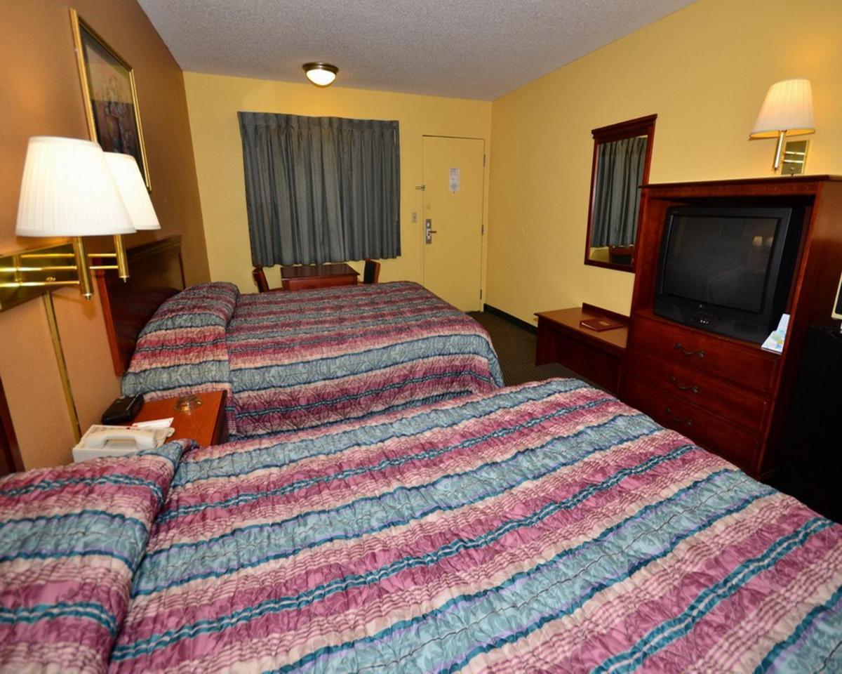 Standard Queen Room with Two Queen Beds - Non-Smoking photo 2