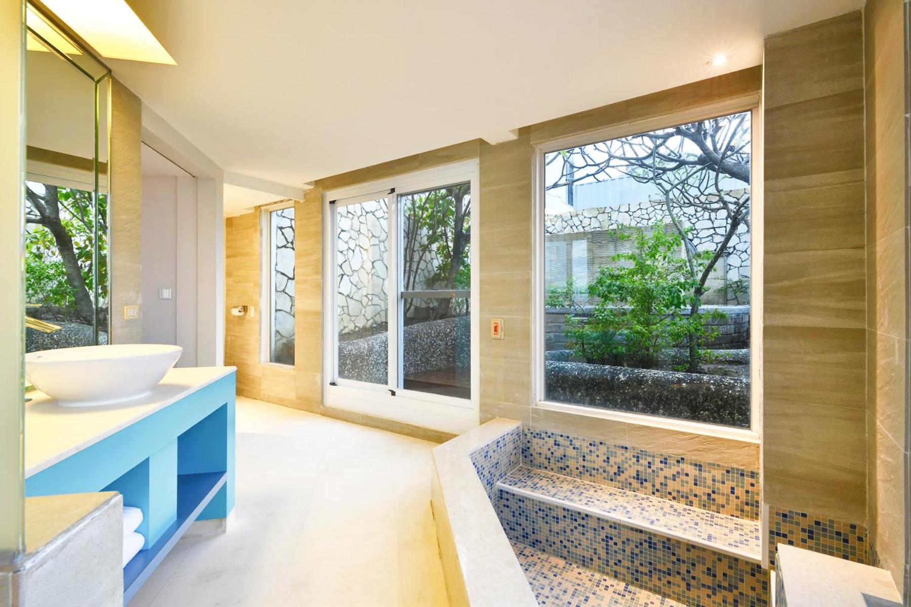 Family Room with Balcony and Sea View - Photo 9