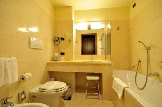 Deluxe Double Or Twin Room - Photo 2