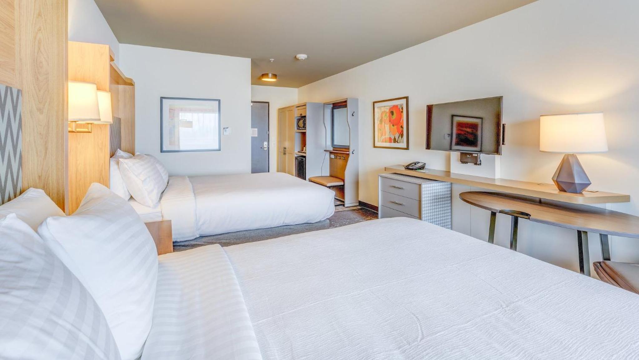 Standard Room with Two Queen Beds photo 2