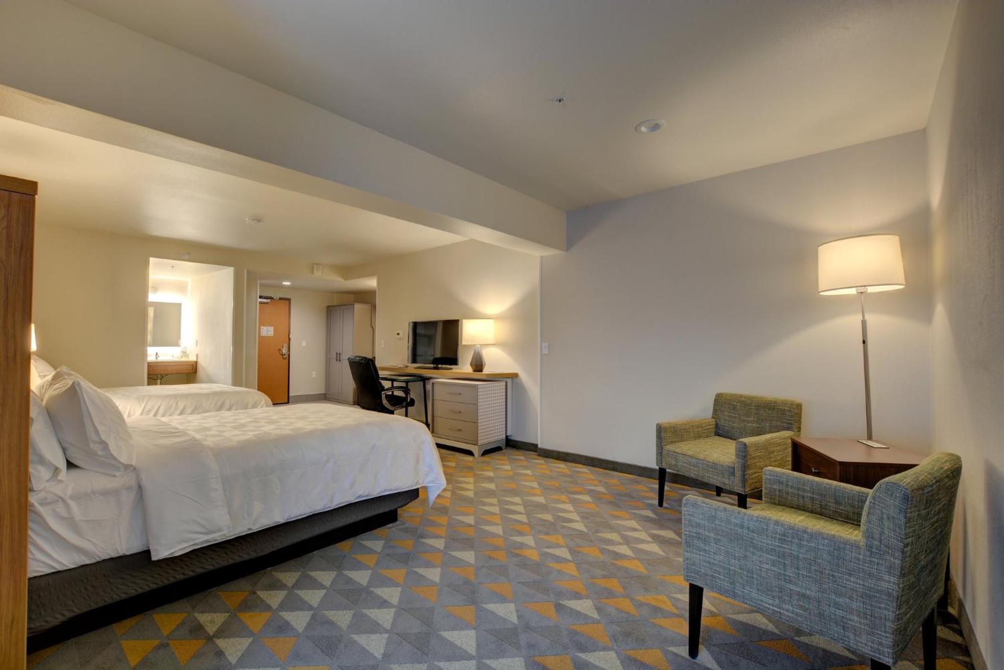 Standard Queen Room with Two Queen Beds and Roll-In Shower - Mobility Access - Photo 1