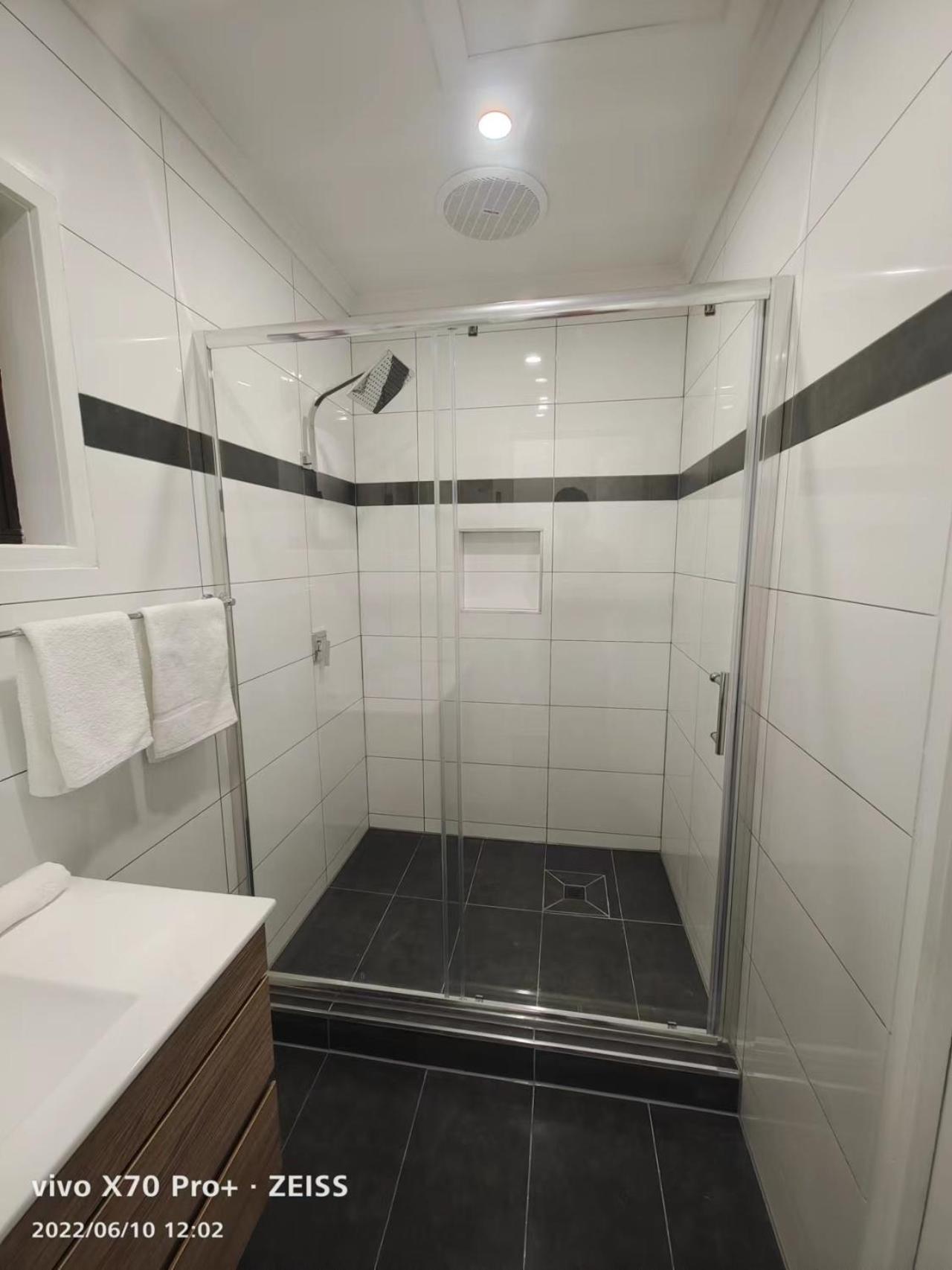 Standard Double Room - Photo 8