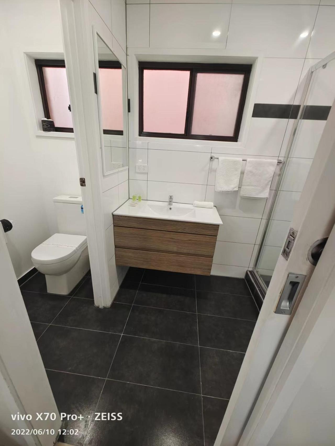 Standard Double Room - Photo 10