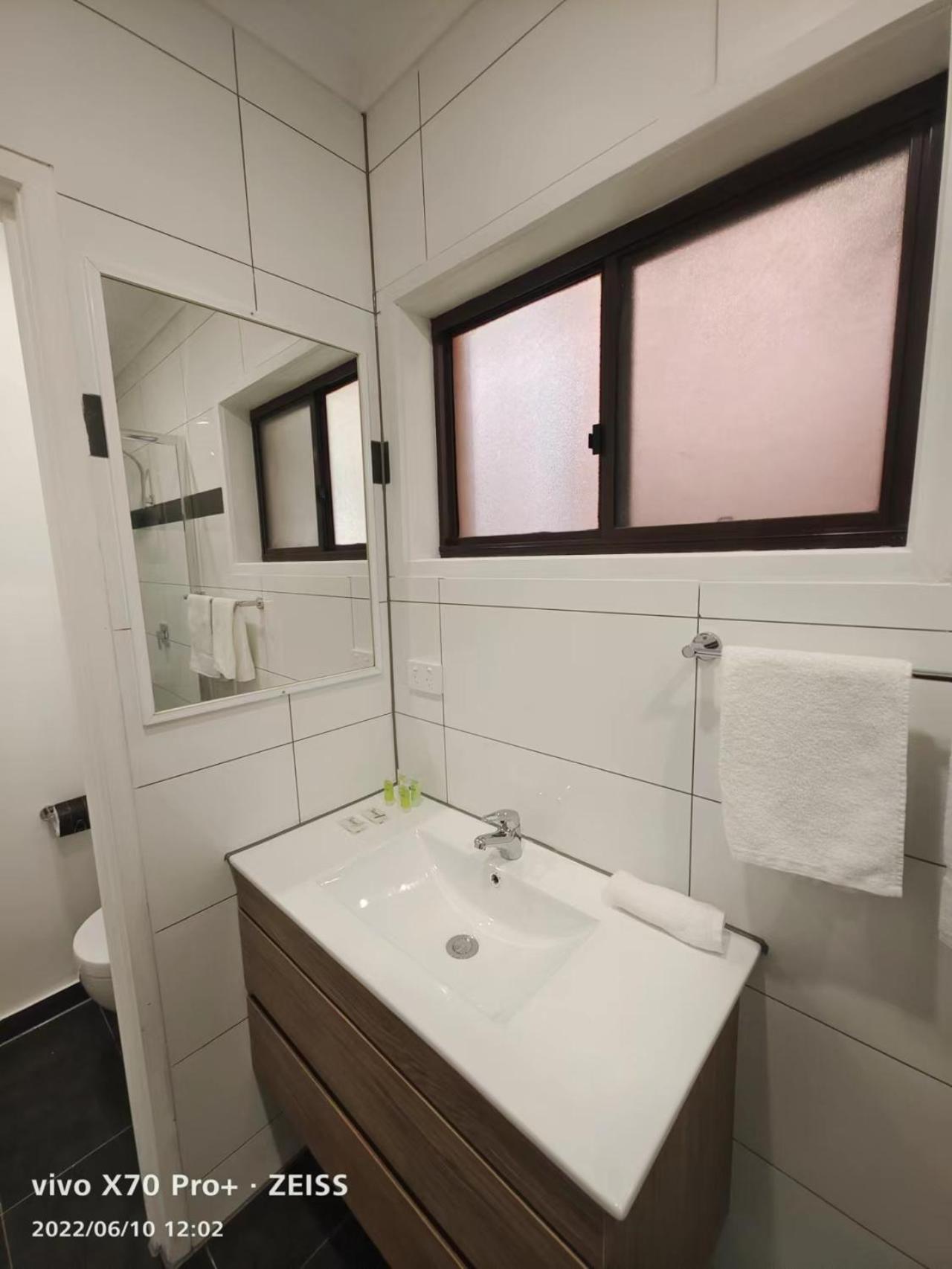 Standard Double Room - Photo 7