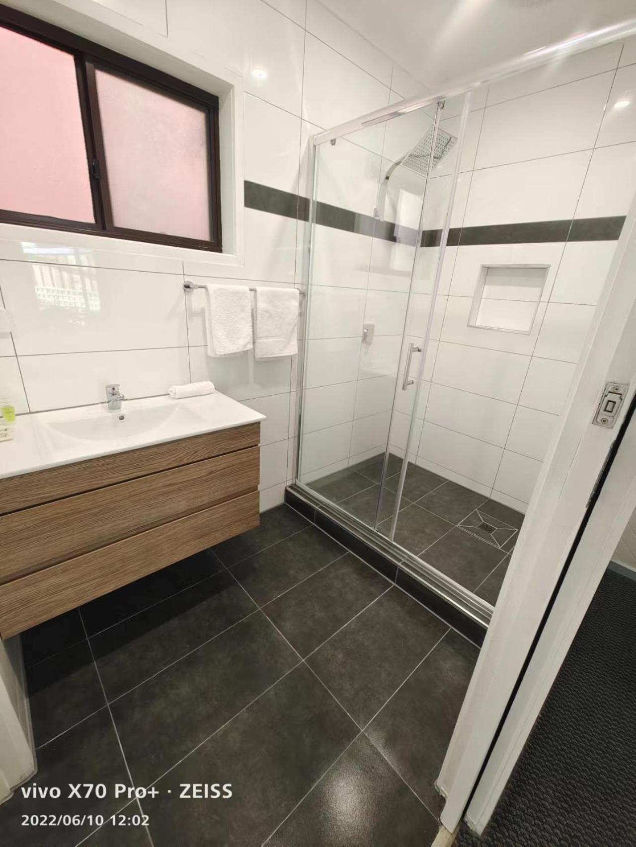 Standard Double Room - Photo 11