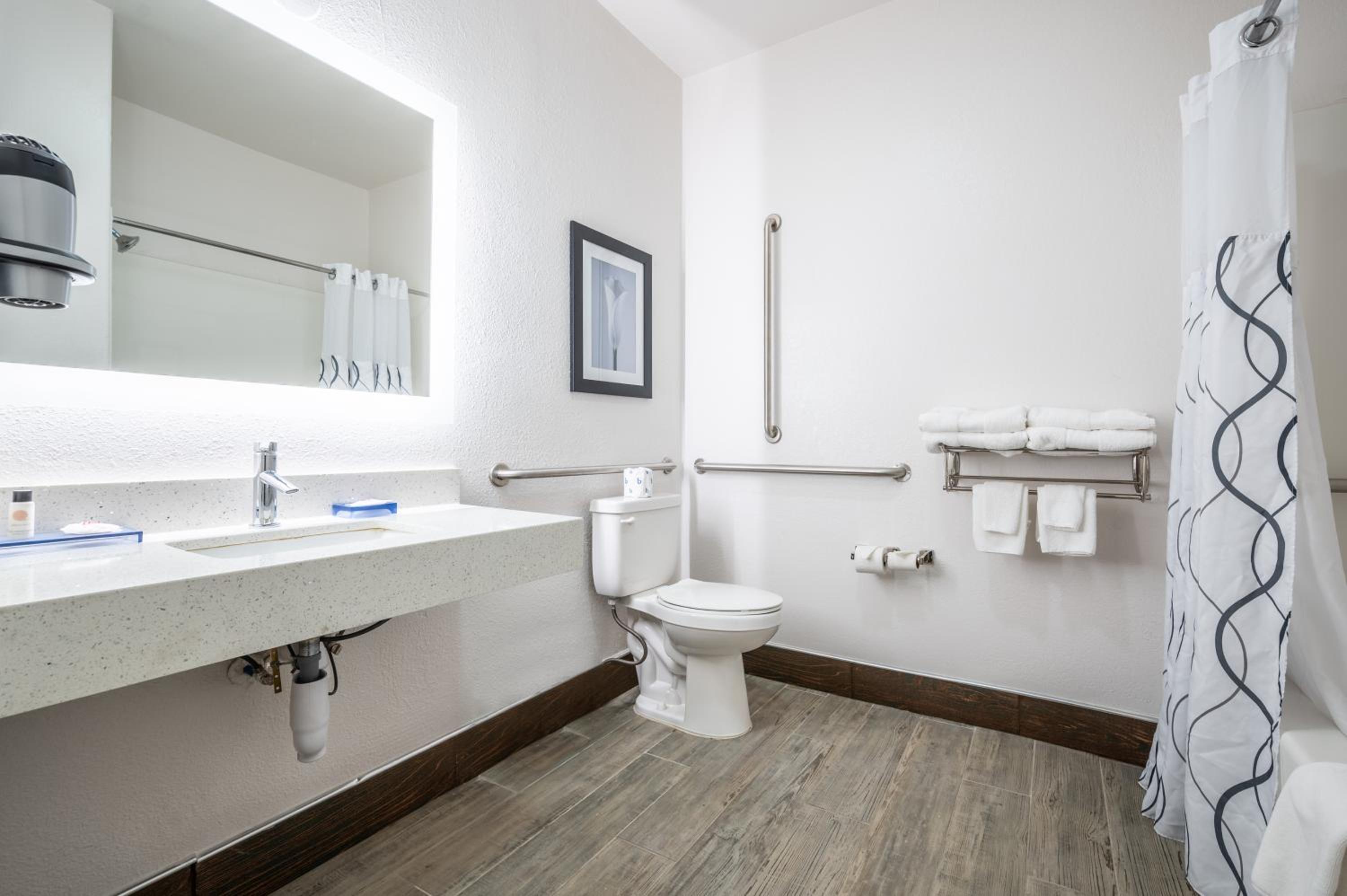 Queen Room - Accessible/Non Smoking - Photo 3