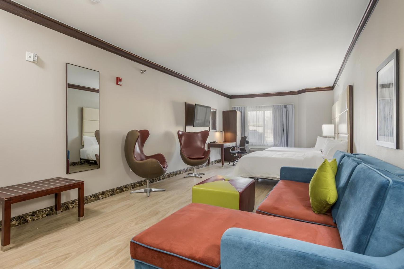 Queen Room with Two Queen Beds - Accessible/Non Smoking photo 3