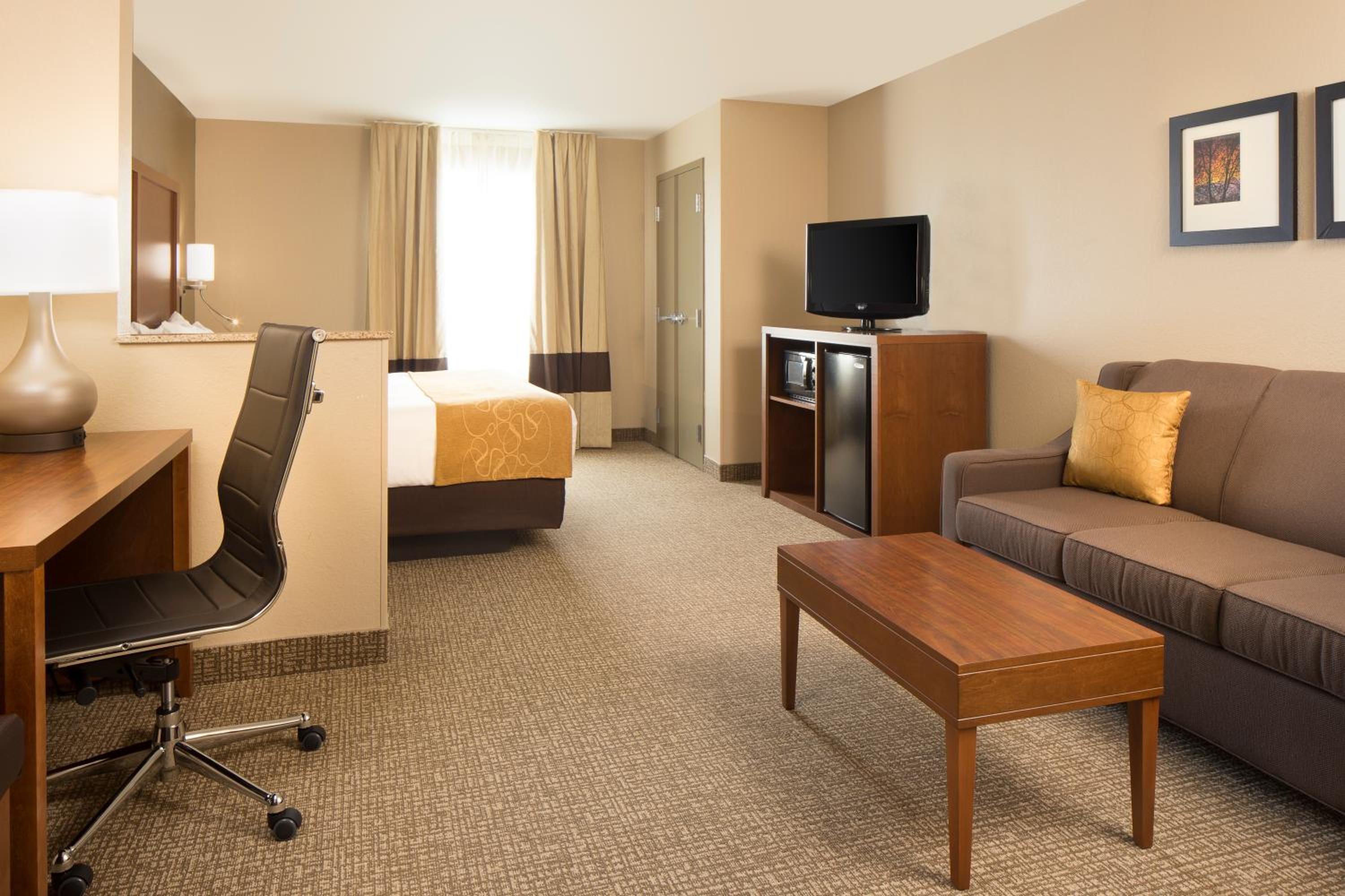 King Suite - Non-Smoking - Photo 2