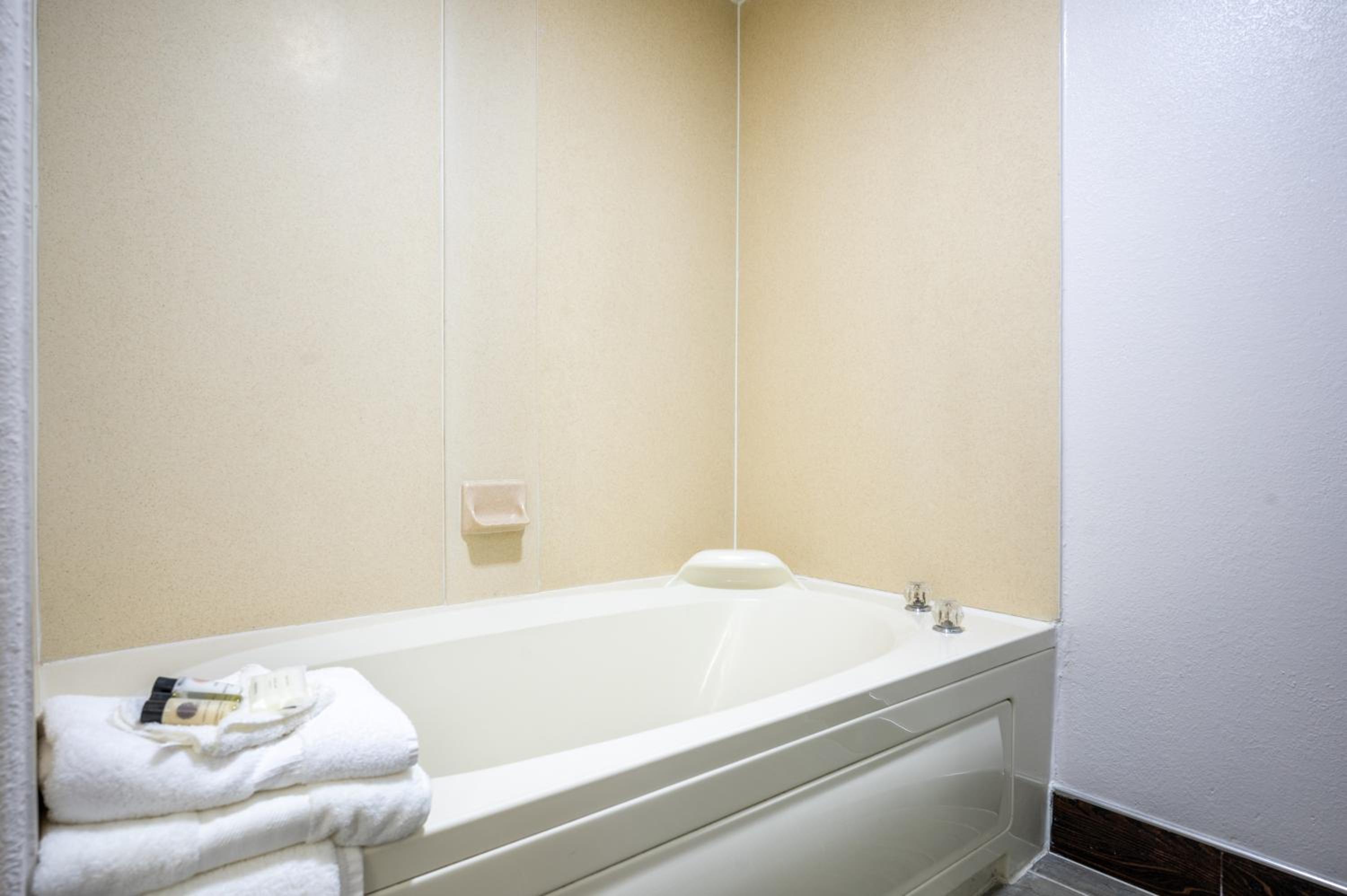 Queen Suite with Two Queen Beds and Whirlpool - Non Smoking - Photo 4