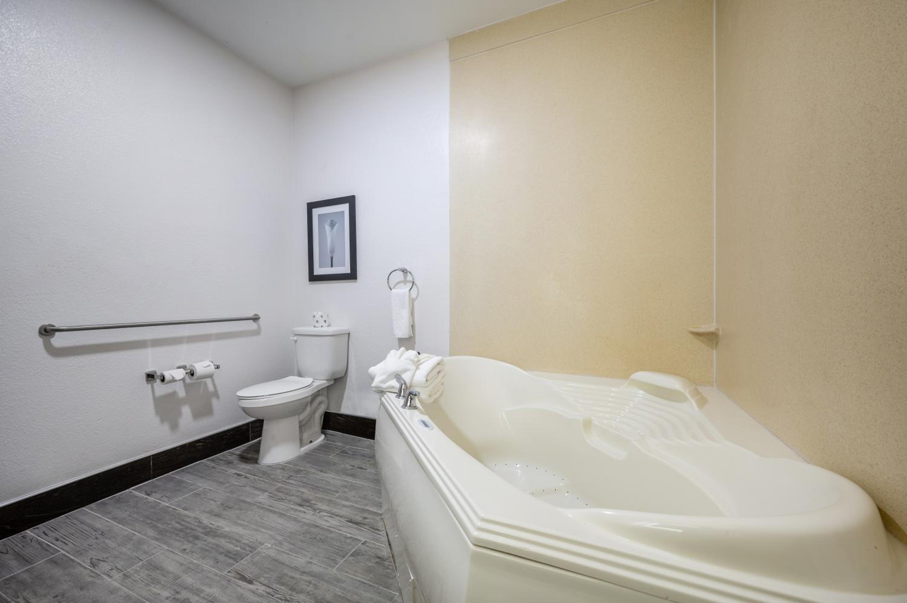 King Suite with Whirlpool - Non-smoking - Photo 2