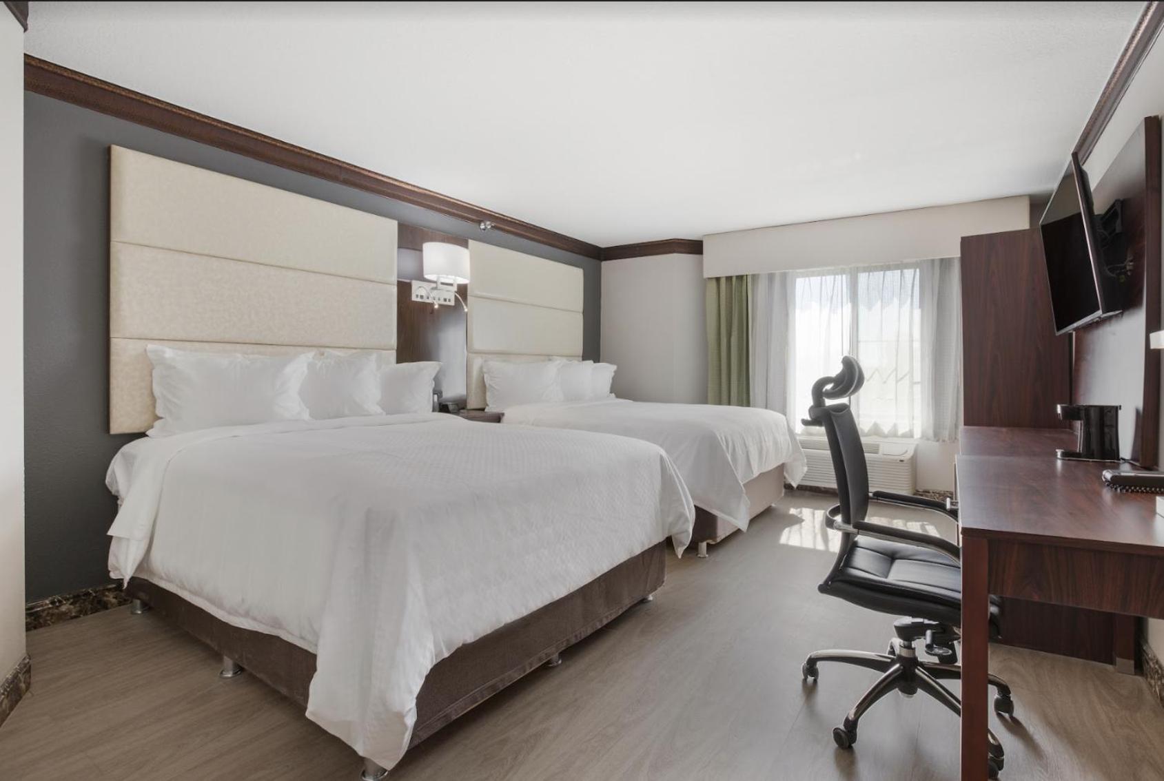 Queen Suite with Two Queen Beds and Whirlpool - Non Smoking - Photo 1