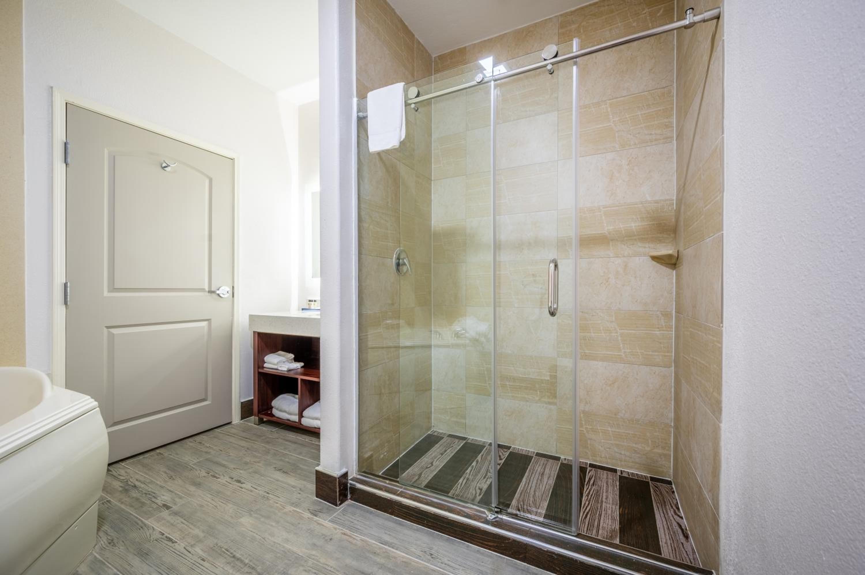 King Suite with Whirlpool - Non-smoking - Photo 3