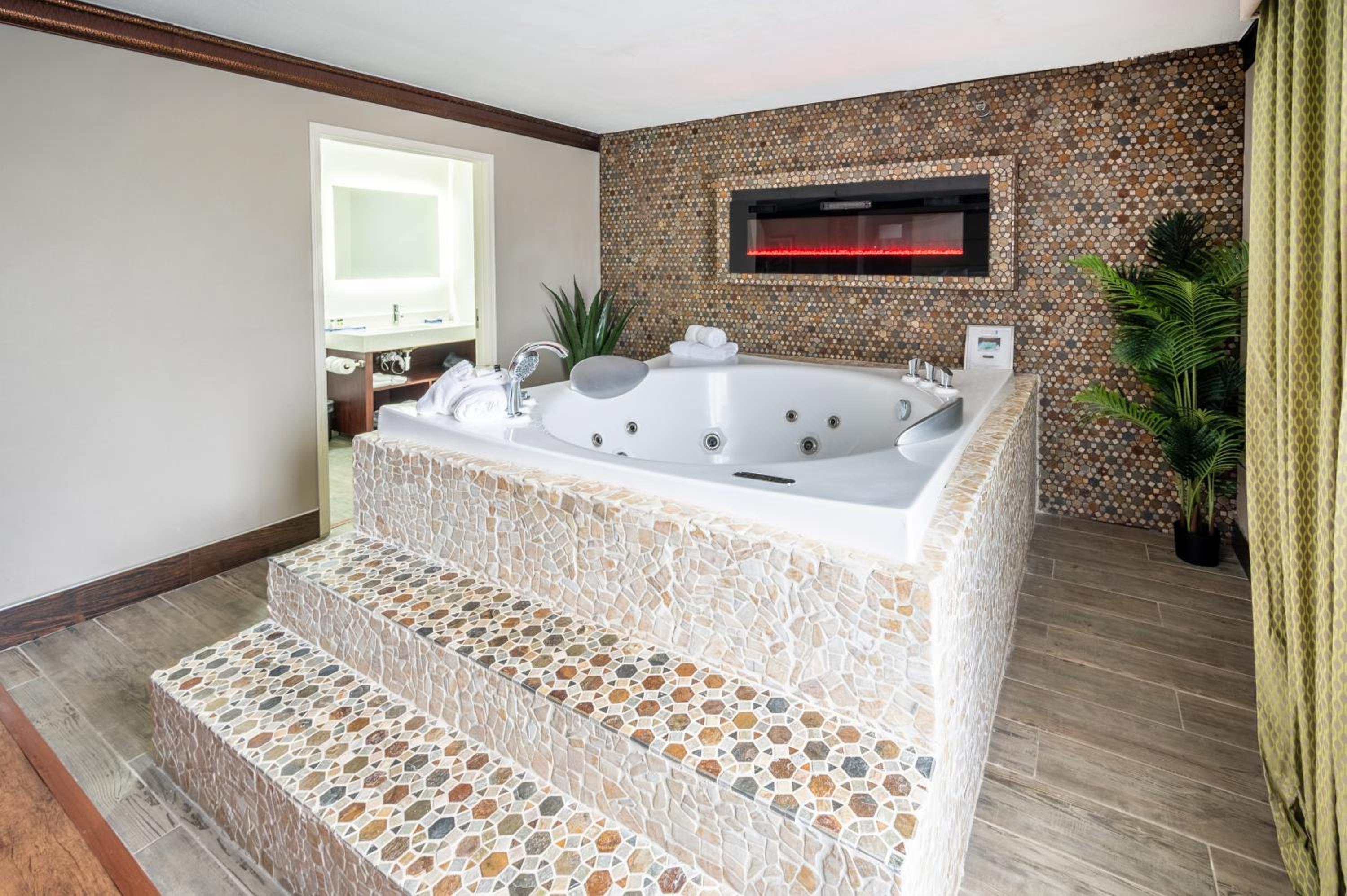 King Corner Suite with Whirlpool - Non Smoking - Photo 2
