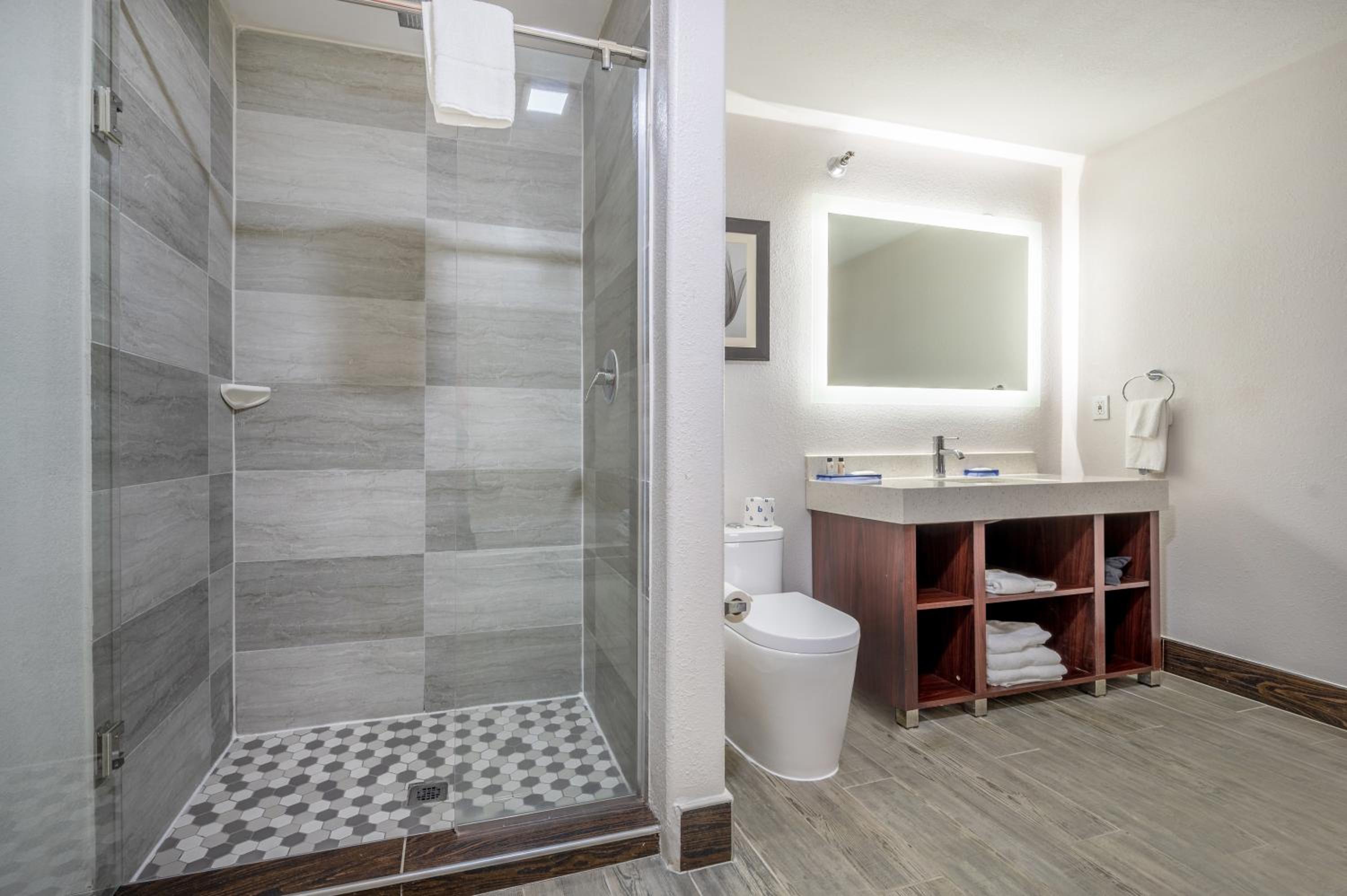 Superior King Suite - Non-smoking - Photo 2