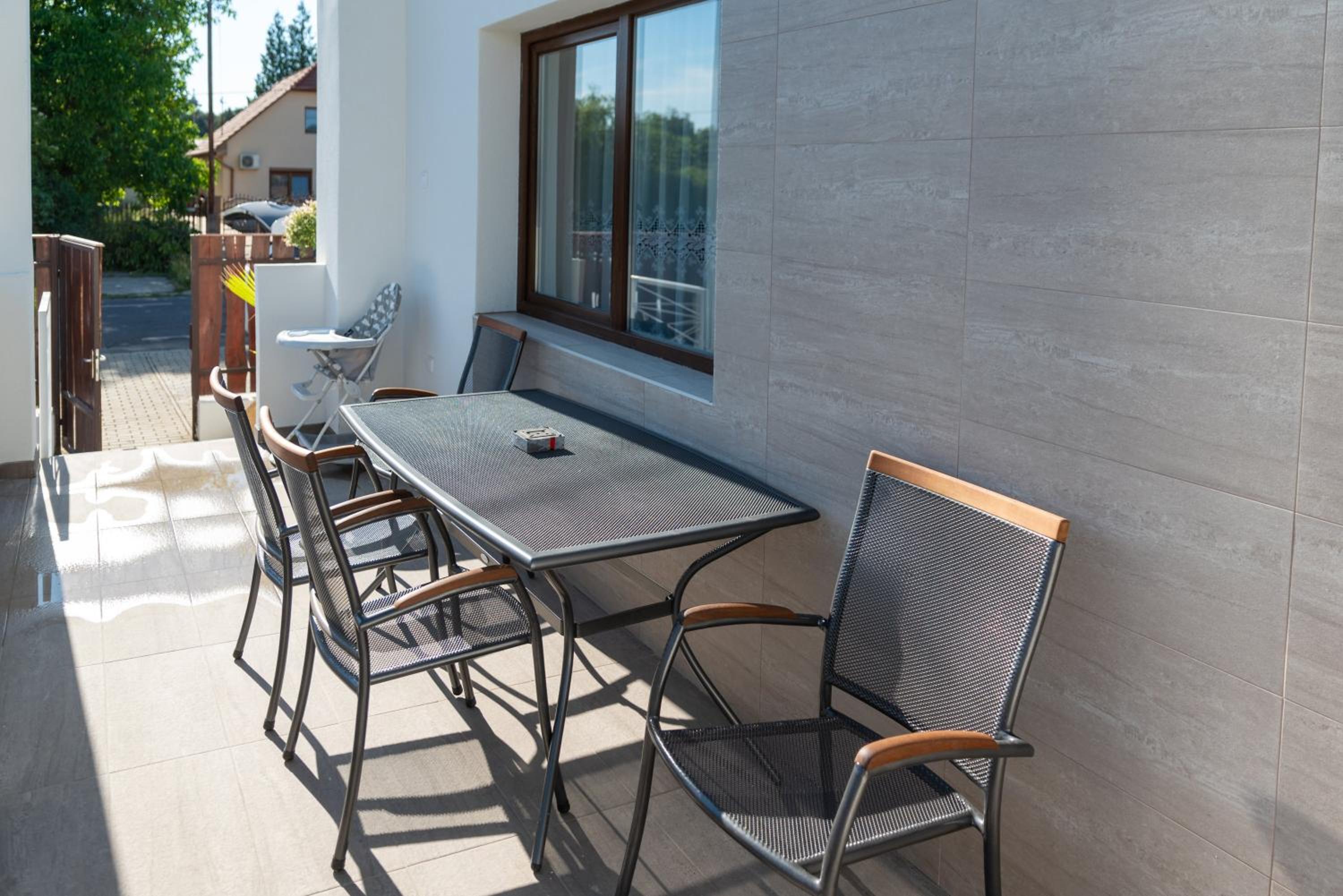Family Room with Garden View - Photo 1