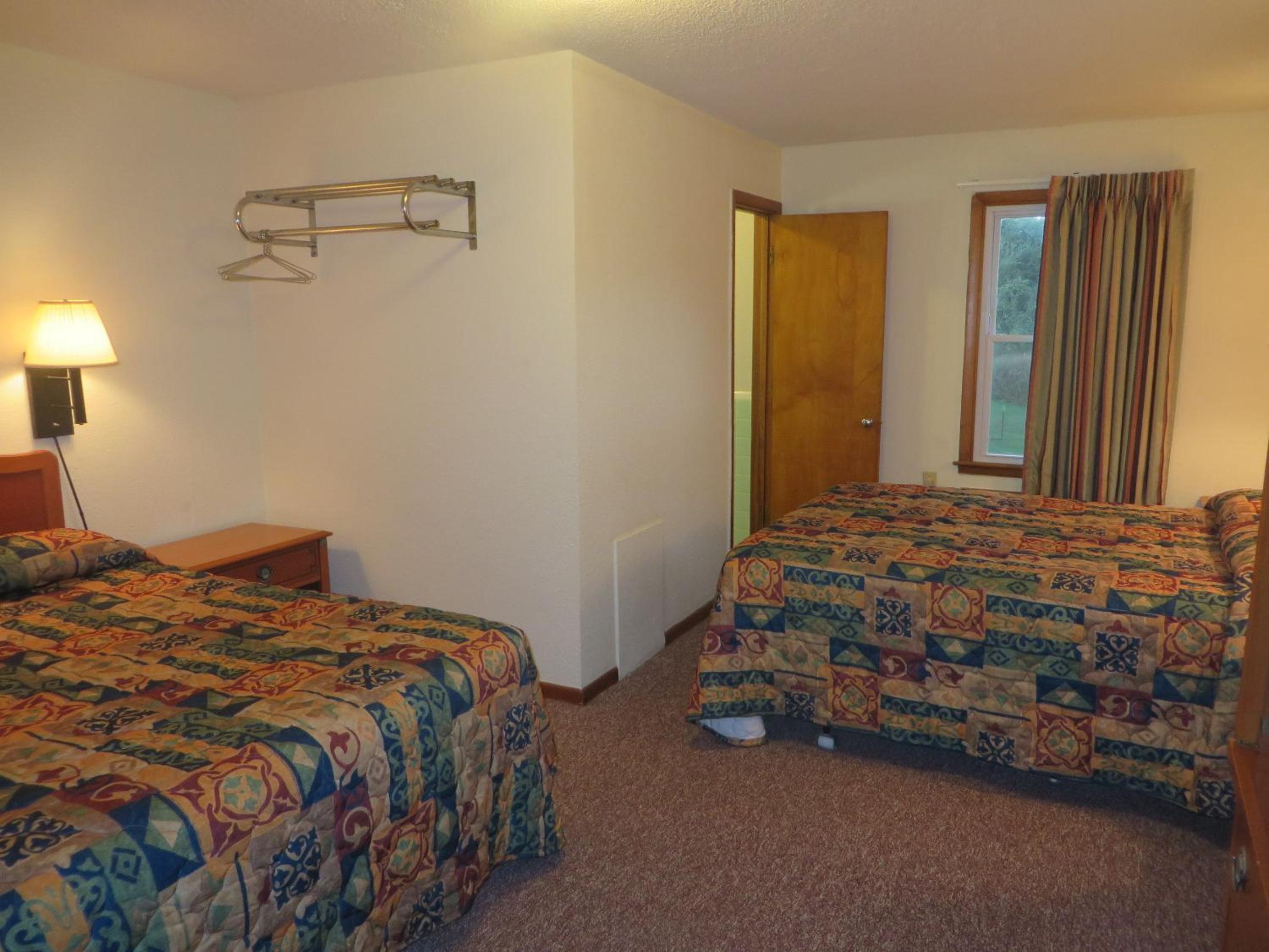 Queen Room with Two Queen Beds photo 2